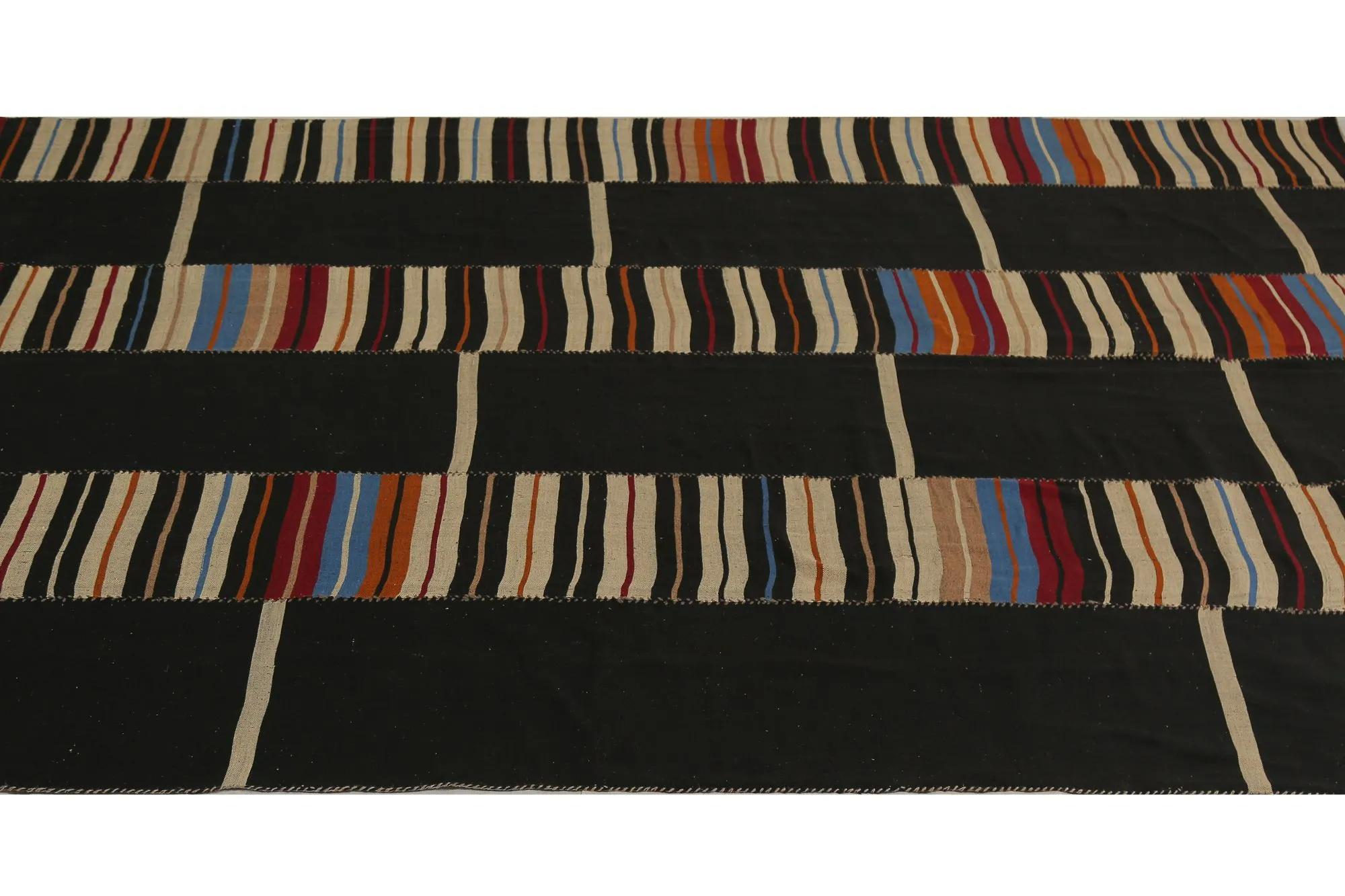 Découvrez l'élégance des tapis Rug & Kilim de Turquie. Conçu avec une attention méticuleuse aux détails, ce design exclusif est parfait pour mettre en valeur votre espace.