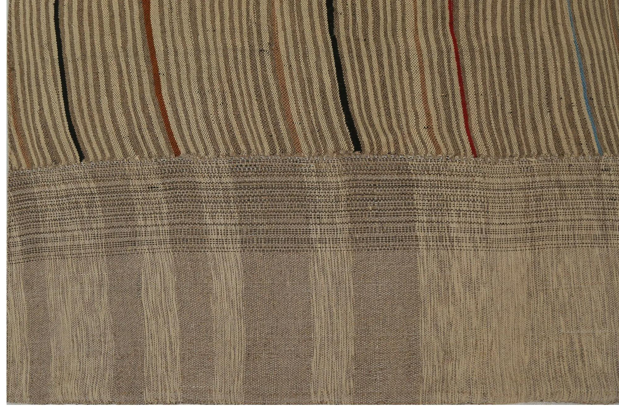 Découvrez l'élégance des tapis Rug & Kilim de Turquie. Conçu avec une attention méticuleuse aux détails, ce design exclusif est parfait pour mettre en valeur votre espace.