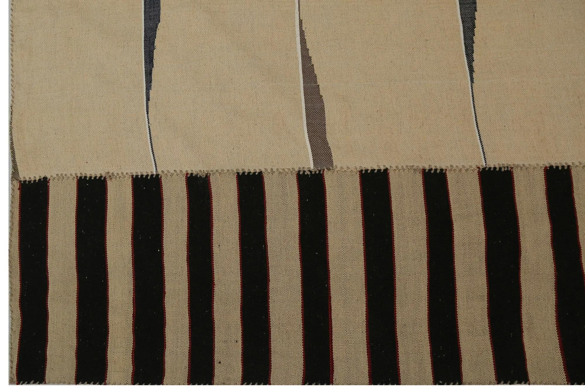 Scopri l'eleganza dei Rug & Kilim della Turchia. Progettato con una meticolosa attenzione ai dettagli, questo design esclusivo è perfetto per valorizzare il tuo spazio.