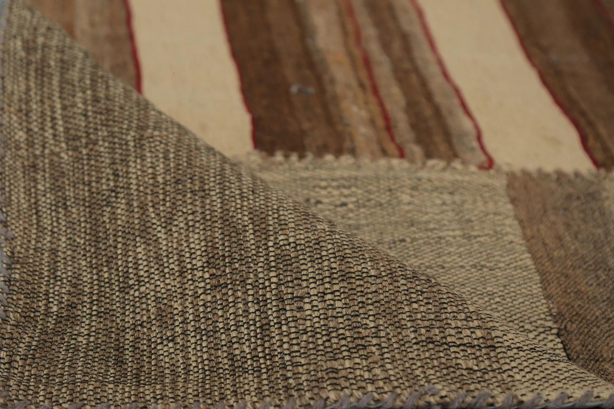 Entdecken Sie die Eleganz der türkischen Kilims mit Teppichen. Dieses exklusive Design, das mit viel Liebe zum Detail entworfen wurde, ist perfekt, um Ihren Raum zu verschönern.