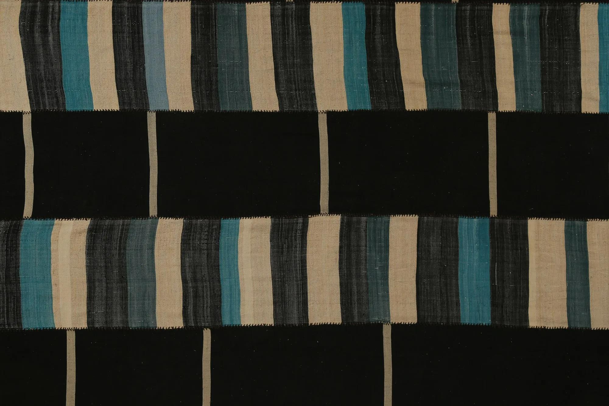 Entdecken Sie die Eleganz der türkischen Kilims mit Teppichen. Dieses exklusive Design, das mit viel Liebe zum Detail entworfen wurde, ist perfekt, um Ihren Raum zu verschönern.