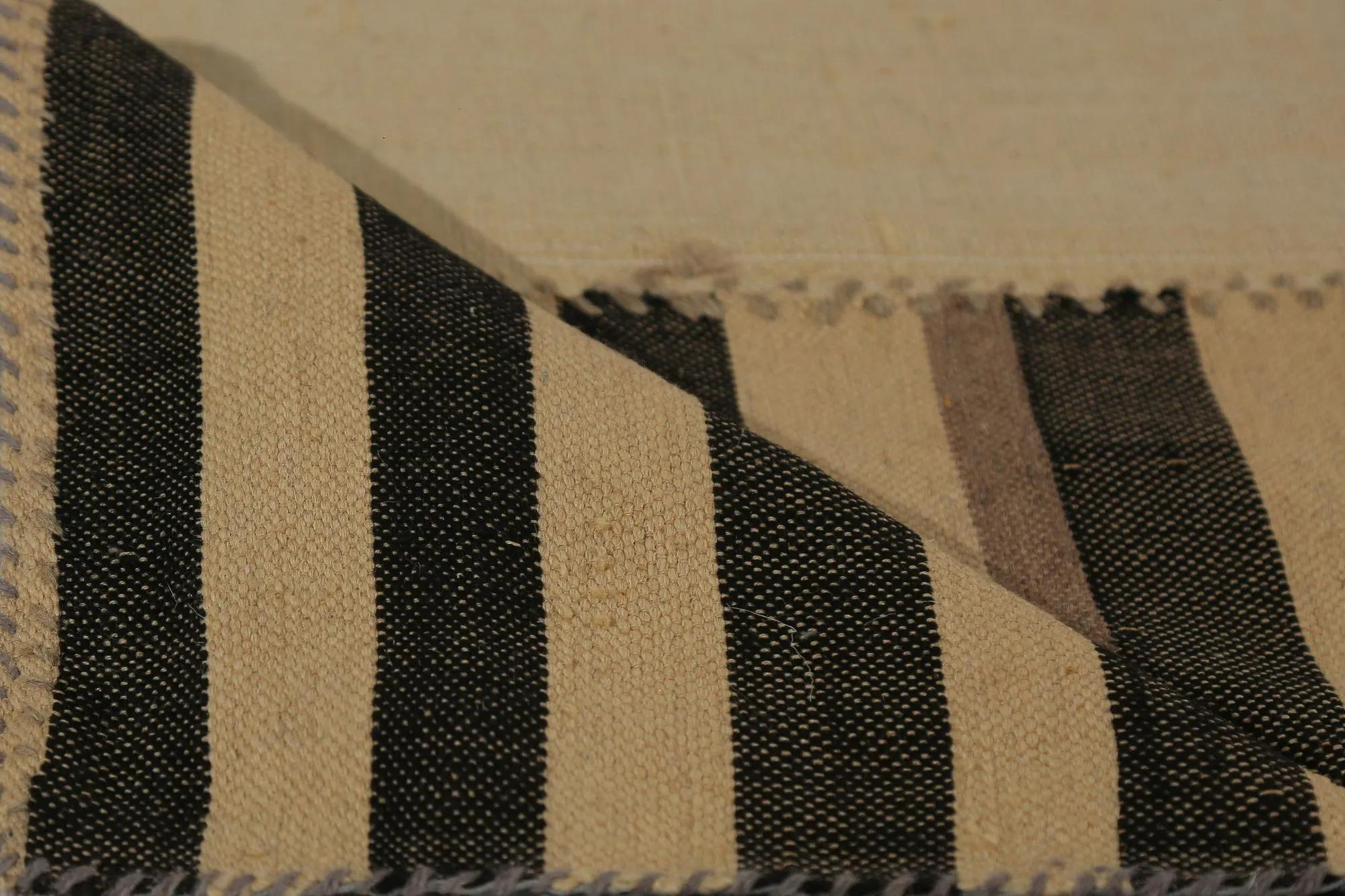 Entdecken Sie die Eleganz der türkischen Kilims mit Teppichen. Dieses exklusive Design, das mit viel Liebe zum Detail entworfen wurde, ist perfekt, um Ihren Raum zu verschönern.
