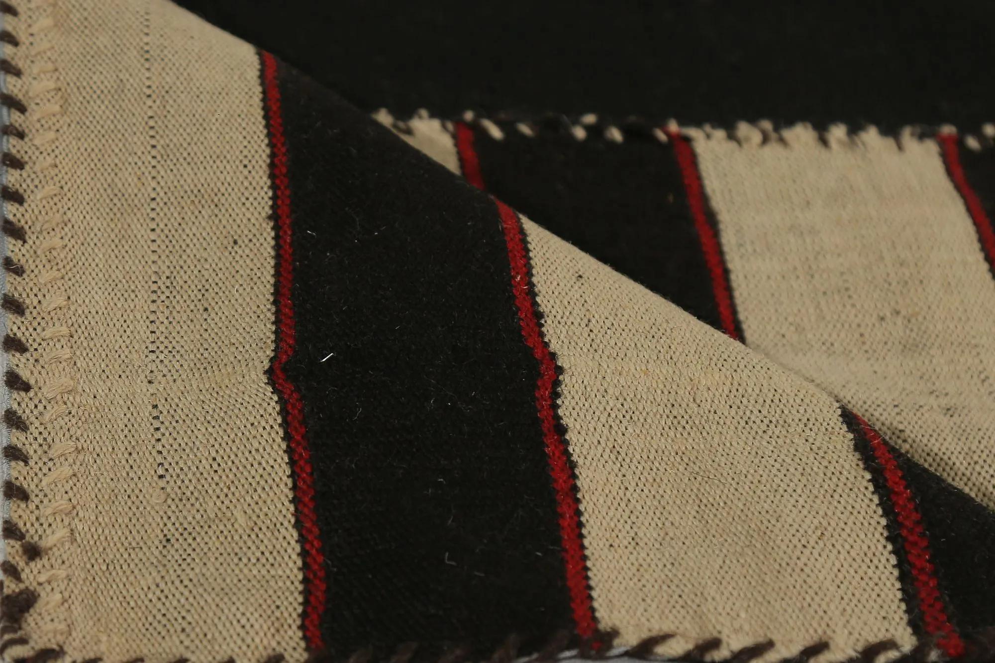 Entdecken Sie die Eleganz der türkischen Kilims mit Teppichen. Dieses exklusive Design, das mit viel Liebe zum Detail entworfen wurde, ist perfekt, um Ihren Raum zu verschönern.