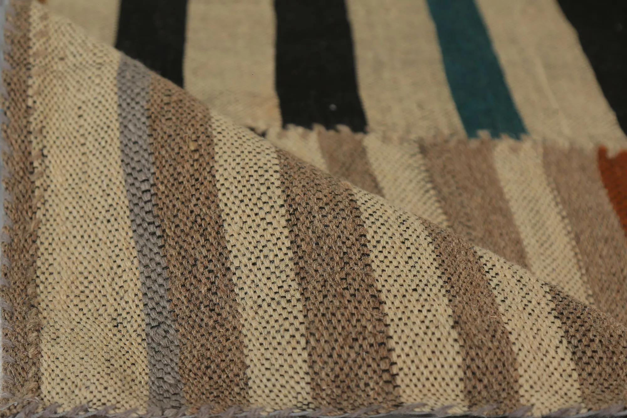 Scopri l'eleganza dei Rug & Kilim della Turchia. Progettato con una meticolosa attenzione ai dettagli, questo design esclusivo è perfetto per valorizzare il tuo spazio.