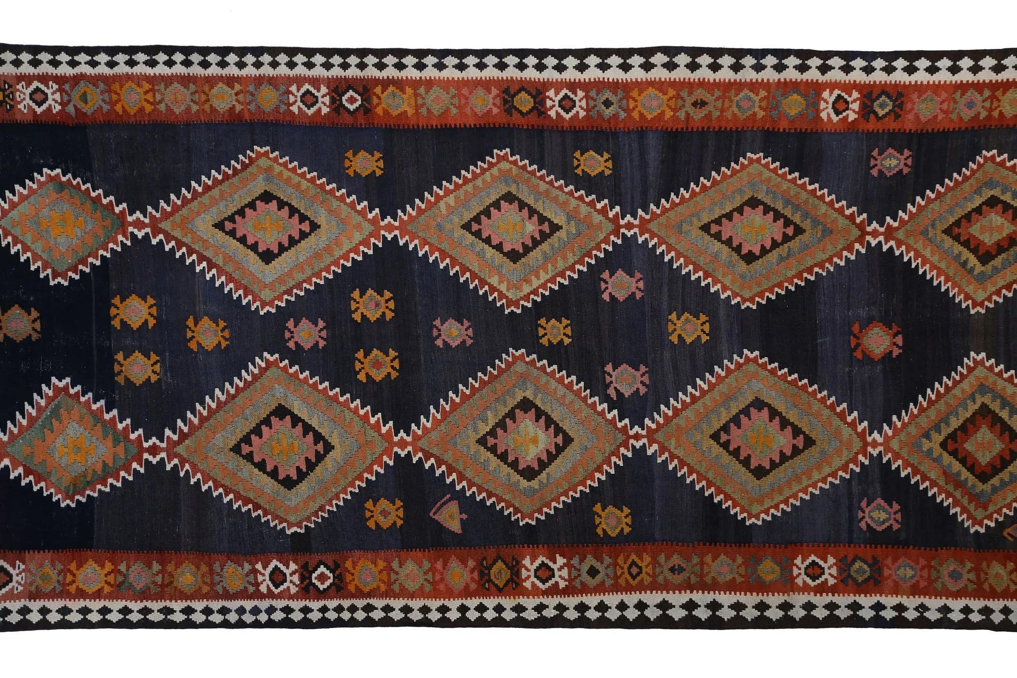 Scopri l'eleganza dei Rug & Kilim della Turchia. Progettato con una meticolosa attenzione ai dettagli, questo design esclusivo è perfetto per valorizzare il tuo spazio.