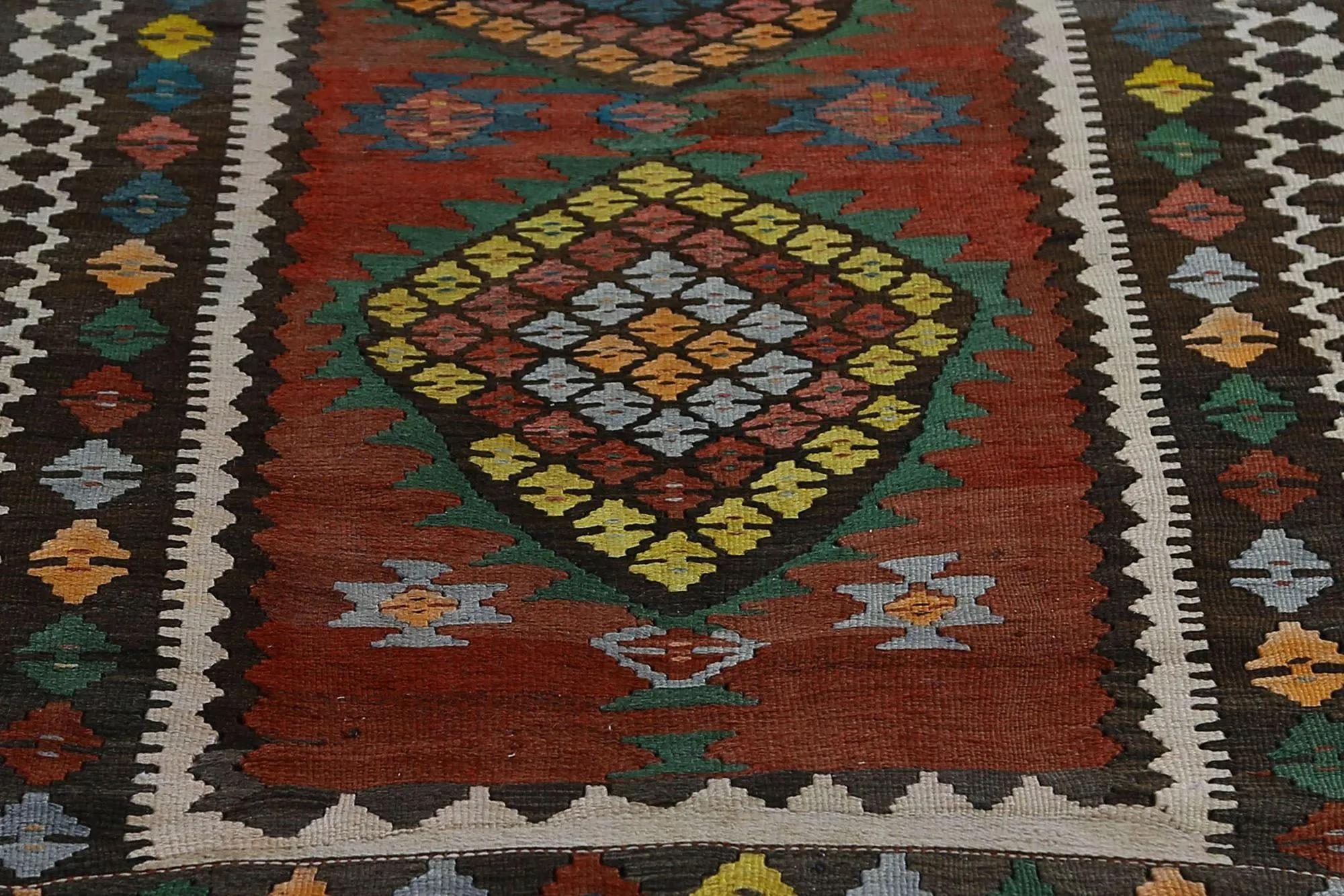 Scopri l'eleganza dei Rug & Kilim della Turchia. Progettato con una meticolosa attenzione ai dettagli, questo design esclusivo è perfetto per valorizzare il tuo spazio.