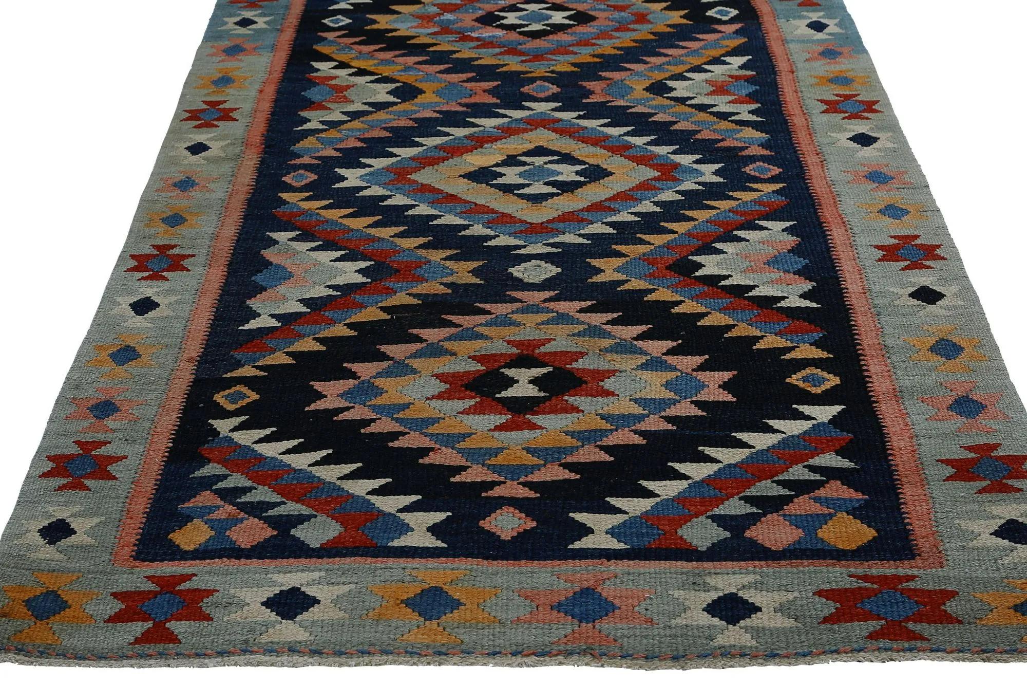 Entdecken Sie die Eleganz der türkischen Kilims mit Teppichen. Dieses exklusive Design, das mit viel Liebe zum Detail entworfen wurde, ist perfekt, um Ihren Raum zu verschönern.