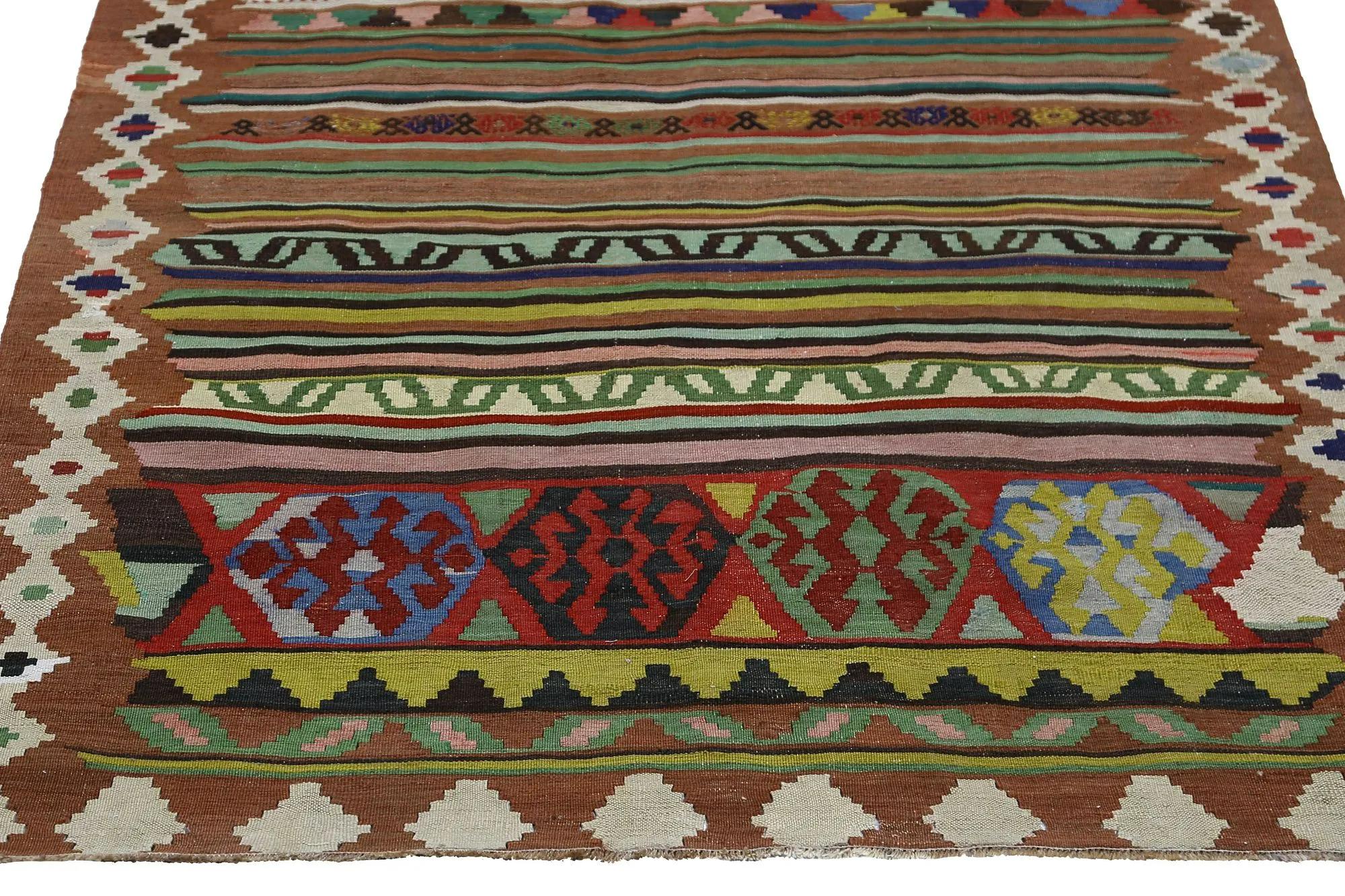 Entdecken Sie die Eleganz der türkischen Kilims mit Teppichen. Dieses exklusive Design, das mit viel Liebe zum Detail entworfen wurde, ist perfekt, um Ihren Raum zu verschönern.