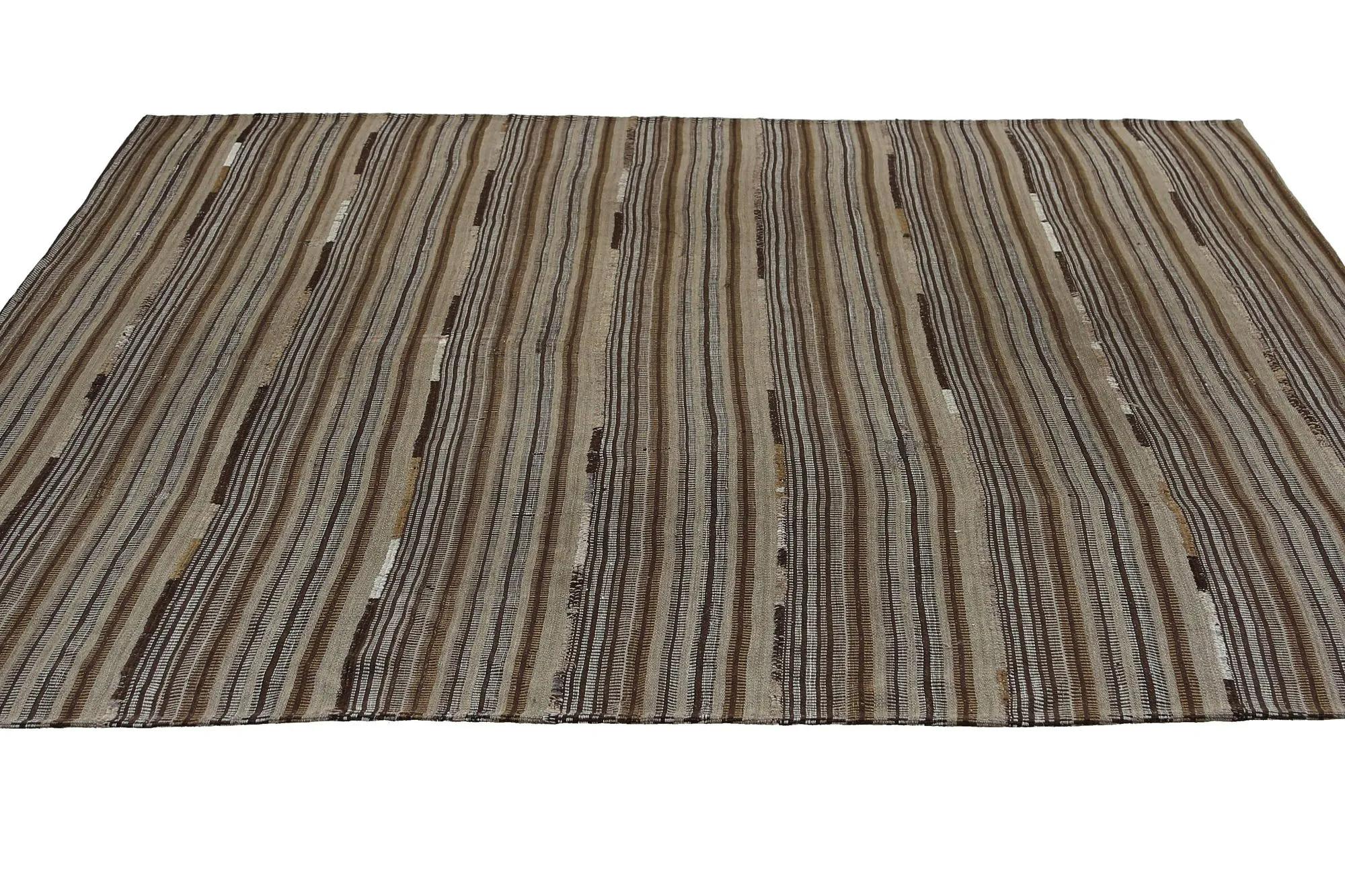 Scopri l'eleganza dei Rug & Kilim della Turchia. Progettato con una meticolosa attenzione ai dettagli, questo design esclusivo è perfetto per valorizzare il tuo spazio.