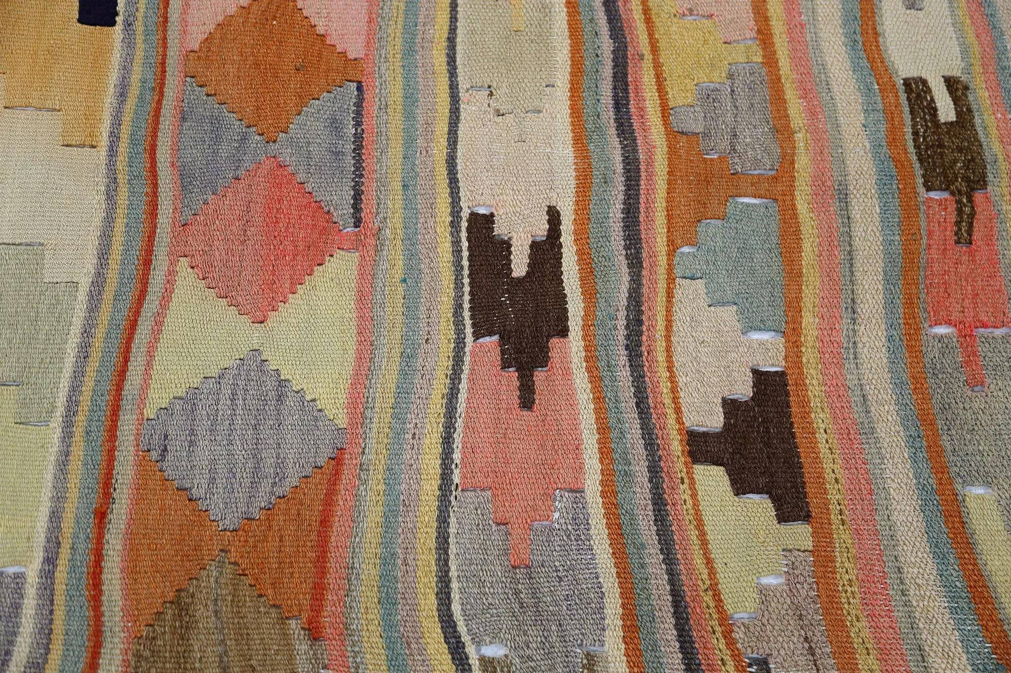 Scopri l'eleganza dei Rug & Kilim della Turchia. Progettato con una meticolosa attenzione ai dettagli, questo design esclusivo è perfetto per valorizzare il tuo spazio.