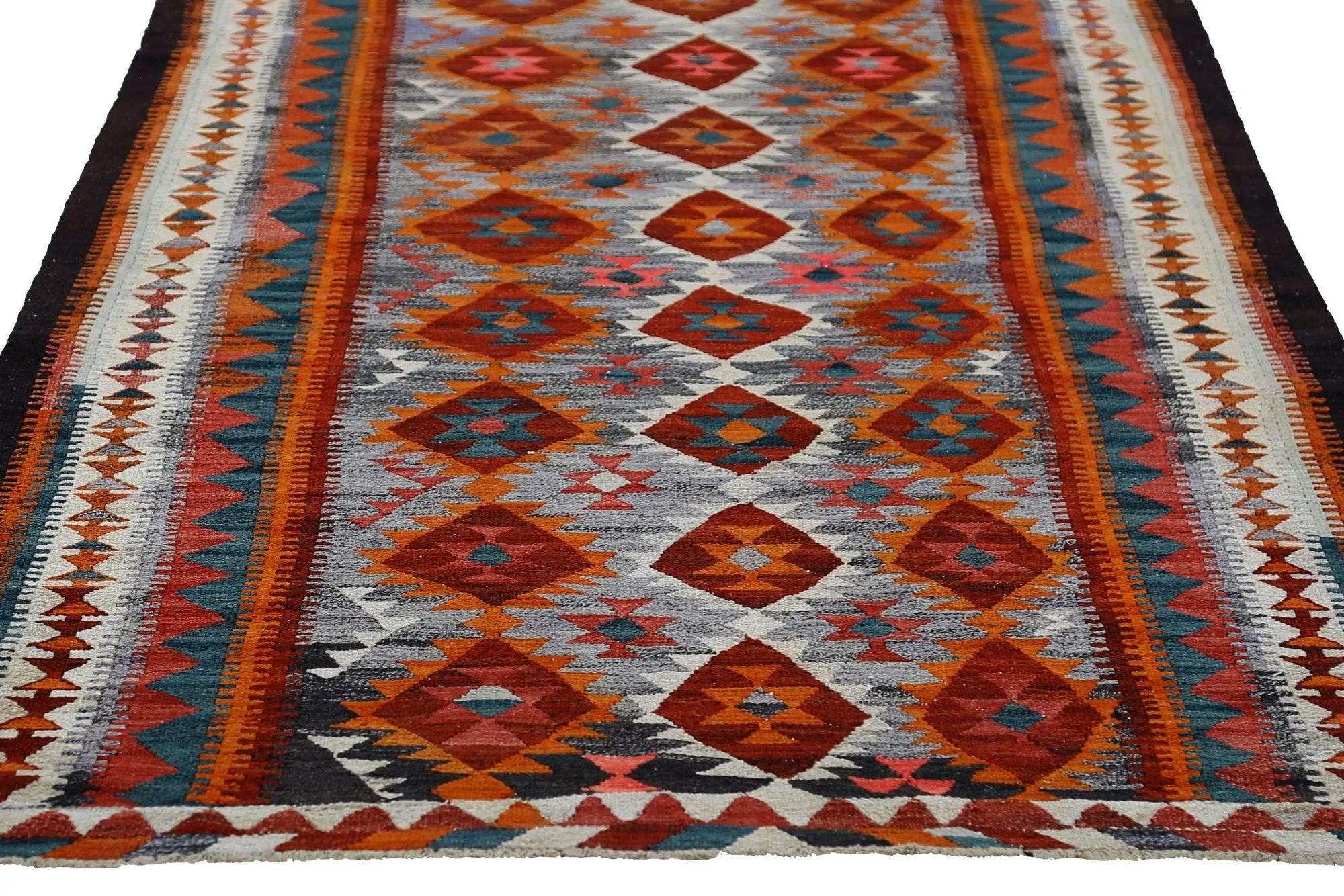 Entdecken Sie die Eleganz der türkischen Kilims mit Teppichen. Dieses exklusive Design, das mit viel Liebe zum Detail entworfen wurde, ist perfekt, um Ihren Raum zu verschönern.