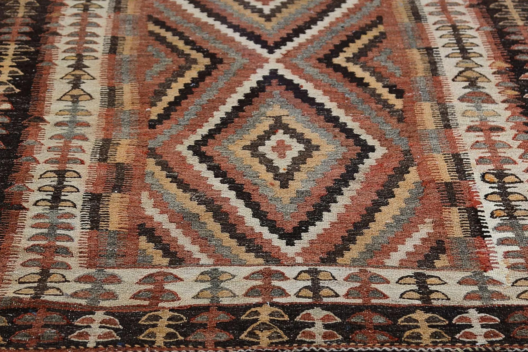 Entdecken Sie die Eleganz der türkischen Kilims mit Teppichen. Dieses exklusive Design, das mit viel Liebe zum Detail entworfen wurde, ist perfekt, um Ihren Raum zu verschönern.