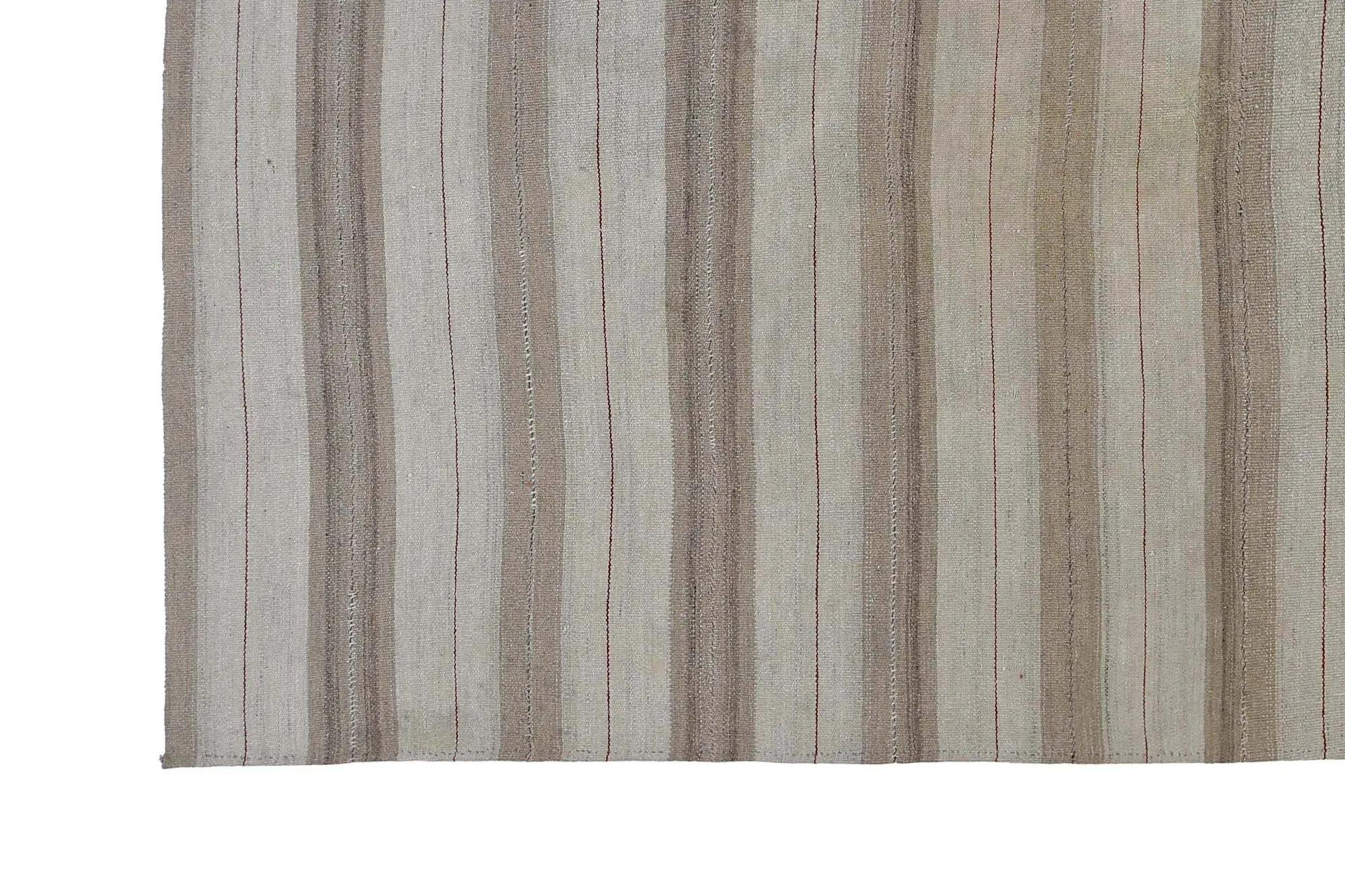 Scopri l'eleganza dei Rug & Kilim della Turchia. Progettato con una meticolosa attenzione ai dettagli, questo design esclusivo è perfetto per valorizzare il tuo spazio.
