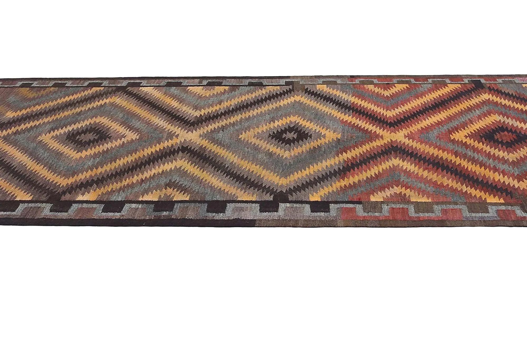 Scopri l'eleganza dei Rug & Kilim della Turchia. Progettato con una meticolosa attenzione ai dettagli, questo design esclusivo è perfetto per valorizzare il tuo spazio.
