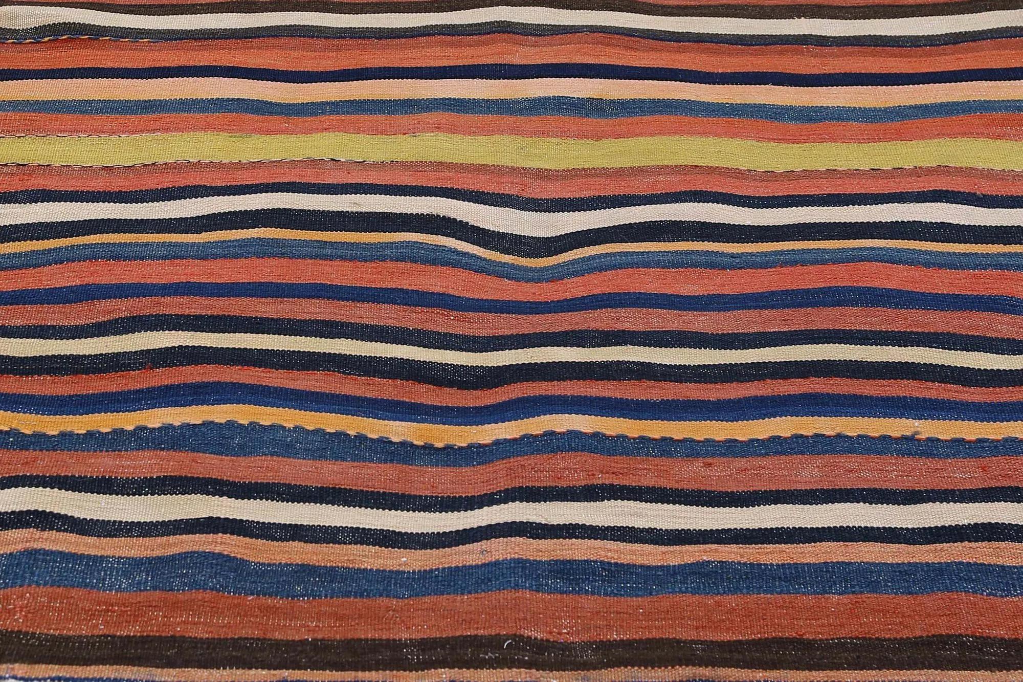 Découvrez l'élégance des tapis Rug & Kilim de Turquie. Conçu avec une attention méticuleuse aux détails, ce design exclusif est parfait pour mettre en valeur votre espace.