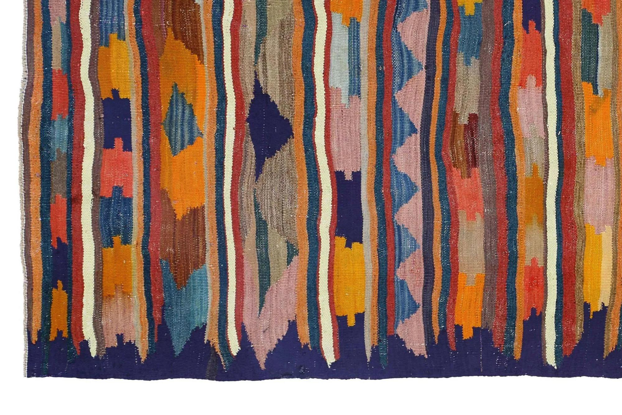 Scopri l'eleganza dei Rug & Kilim della Turchia. Progettato con una meticolosa attenzione ai dettagli, questo design esclusivo è perfetto per valorizzare il tuo spazio.