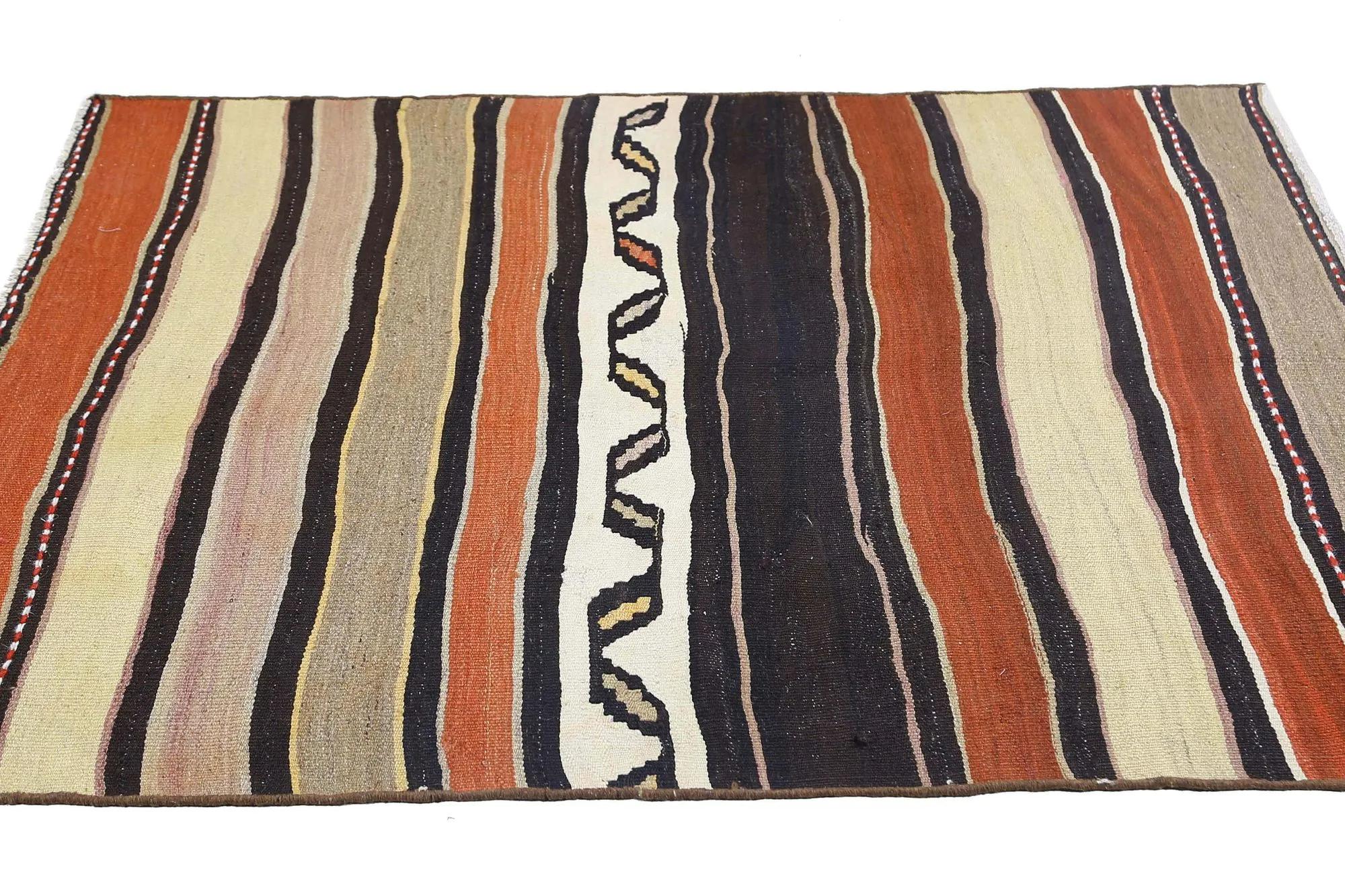 Entdecken Sie die Eleganz der türkischen Kilims mit Teppichen. Dieses exklusive Design, das mit viel Liebe zum Detail entworfen wurde, ist perfekt, um Ihren Raum zu verschönern.