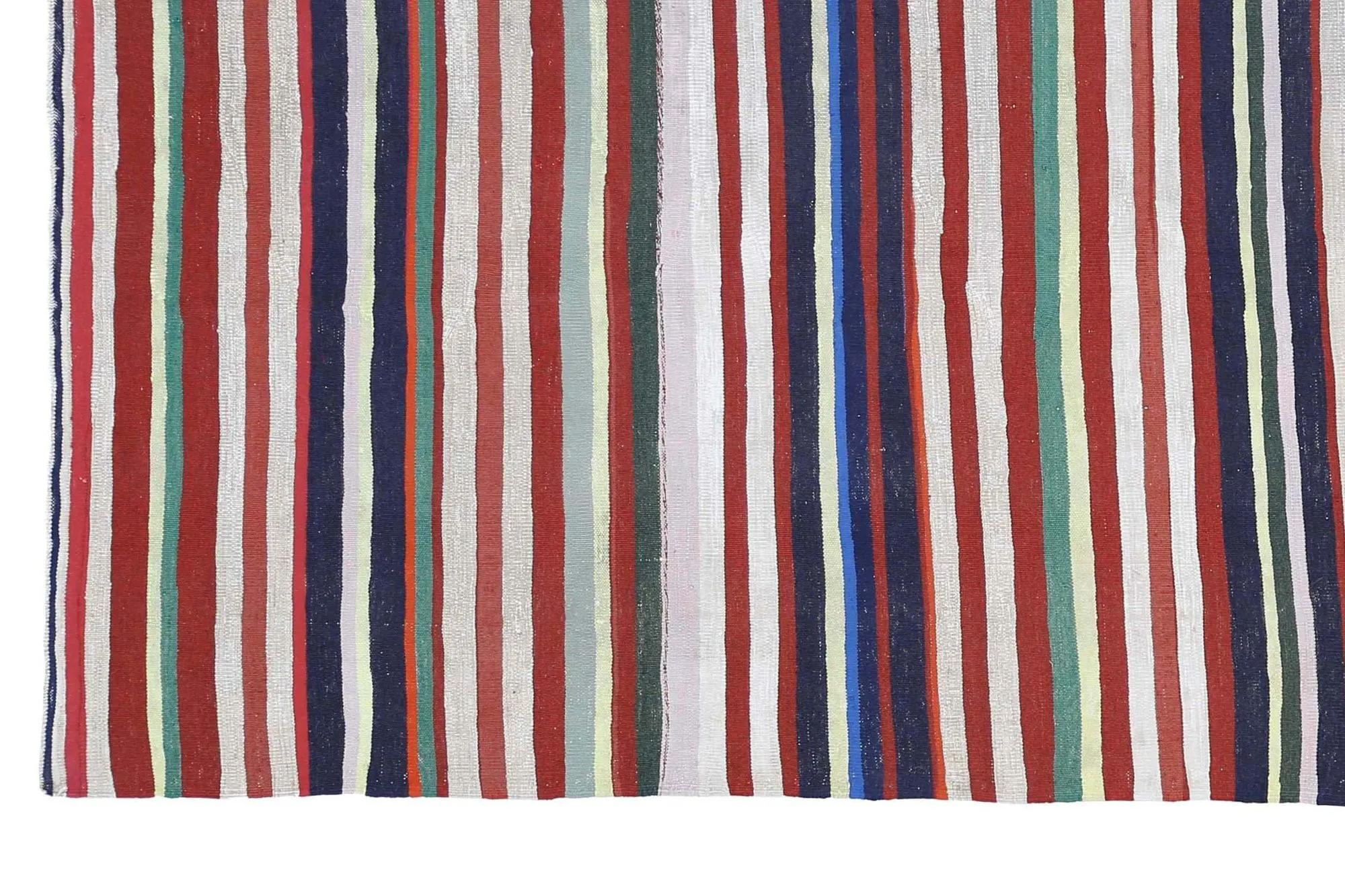 Scopri l'eleganza dei Rug & Kilim della Turchia. Progettato con una meticolosa attenzione ai dettagli, questo design esclusivo è perfetto per valorizzare il tuo spazio.