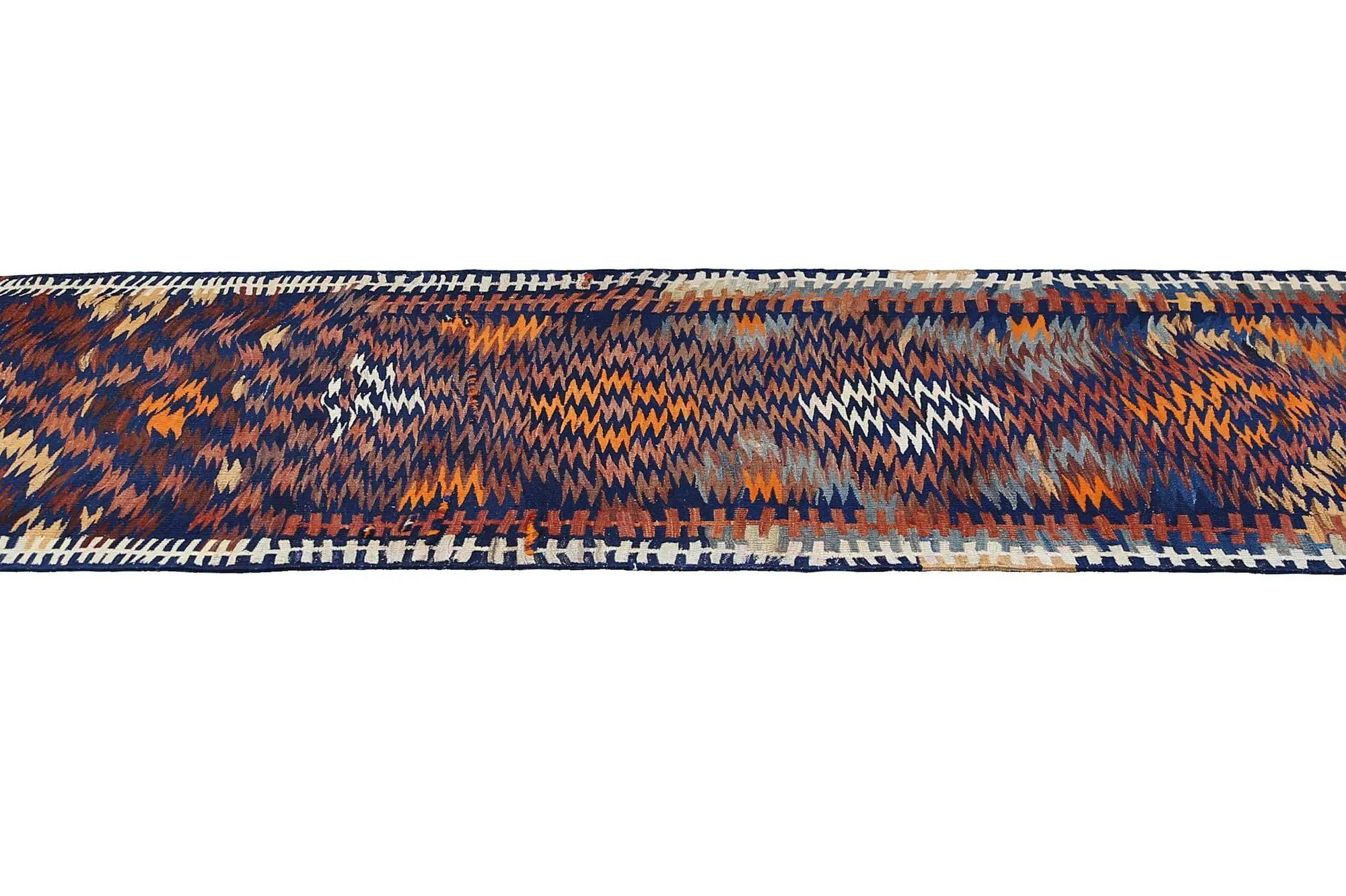 Scopri l'eleganza dei Rug & Kilim della Turchia. Progettato con una meticolosa attenzione ai dettagli, questo design esclusivo è perfetto per valorizzare il tuo spazio.