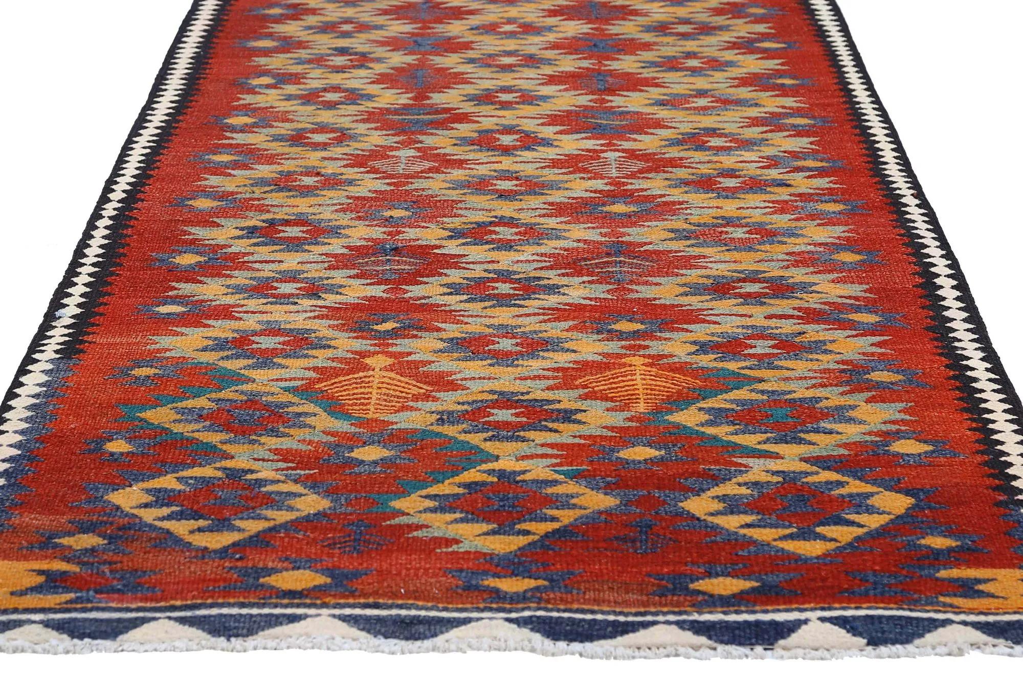 Entdecken Sie die Eleganz der türkischen Kilims mit Teppichen. Dieses exklusive Design, das mit viel Liebe zum Detail entworfen wurde, ist perfekt, um Ihren Raum zu verschönern.