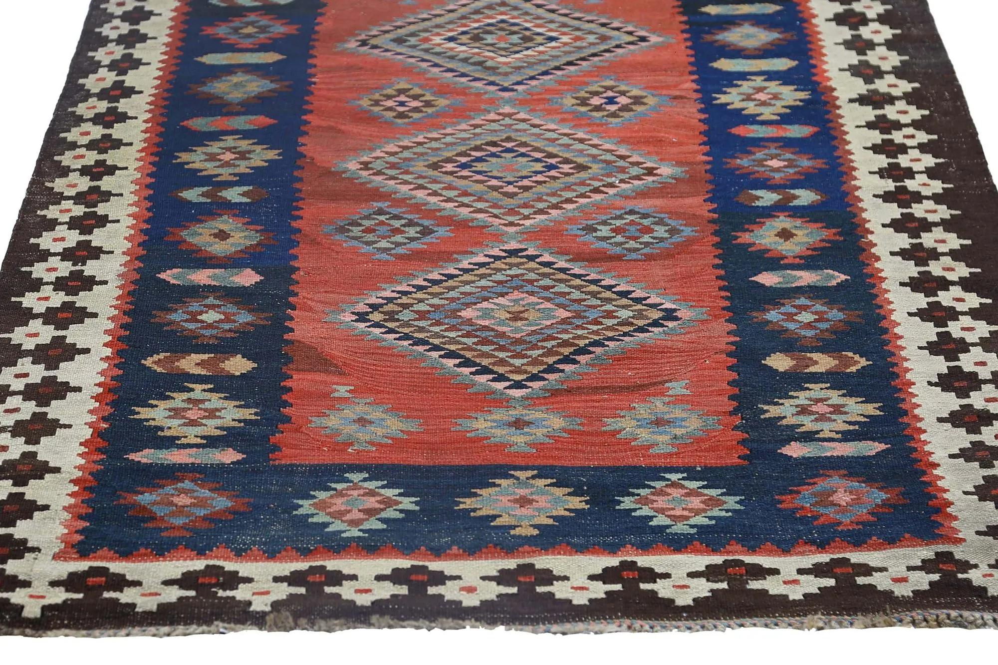 Entdecken Sie die Eleganz der türkischen Kilims mit Teppichen. Dieses exklusive Design, das mit viel Liebe zum Detail entworfen wurde, ist perfekt, um Ihren Raum zu verschönern.