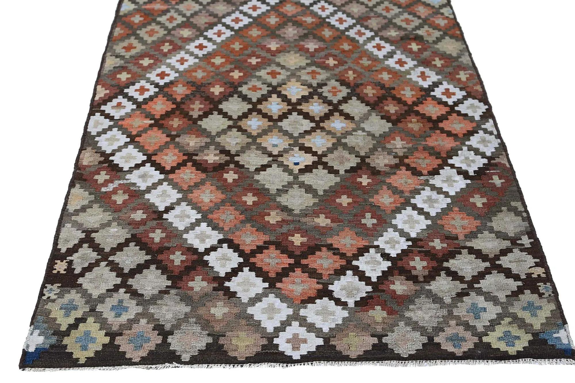 Découvrez l'élégance des tapis Rug & Kilim de Turquie. Conçu avec une attention méticuleuse aux détails, ce design exclusif est parfait pour mettre en valeur votre espace.