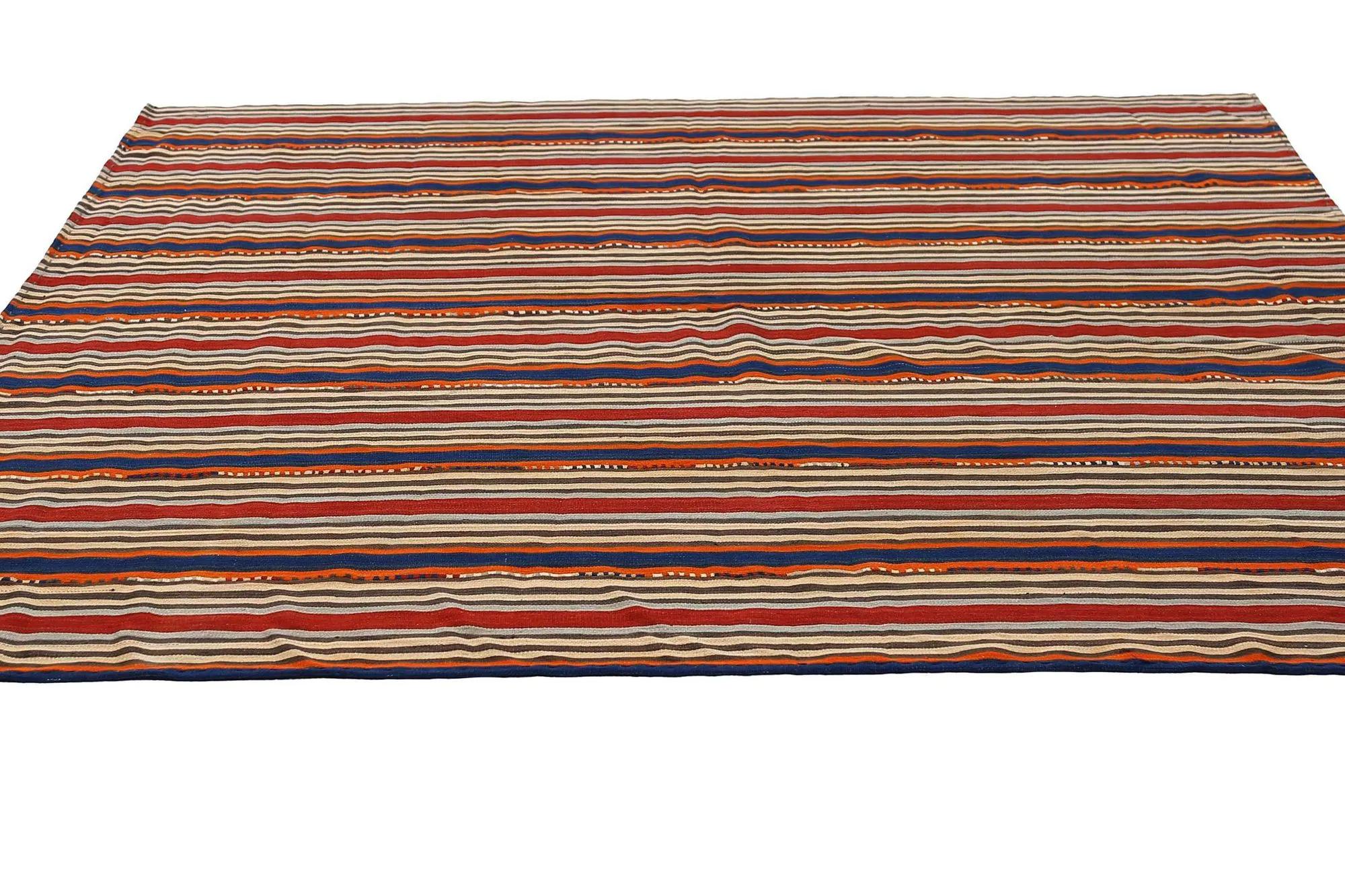 Entdecken Sie die Eleganz der türkischen Kilims mit Teppichen. Dieses exklusive Design, das mit viel Liebe zum Detail entworfen wurde, ist perfekt, um Ihren Raum zu verschönern.