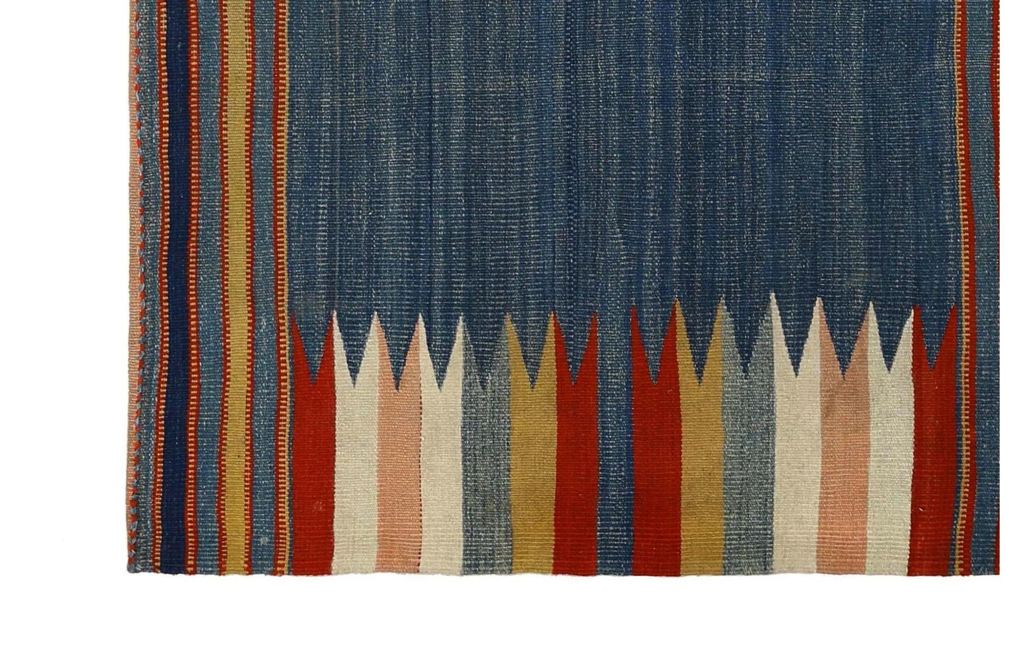 Entdecken Sie die Eleganz der türkischen Kilims mit Teppichen. Dieses exklusive Design, das mit viel Liebe zum Detail entworfen wurde, ist perfekt, um Ihren Raum zu verschönern.