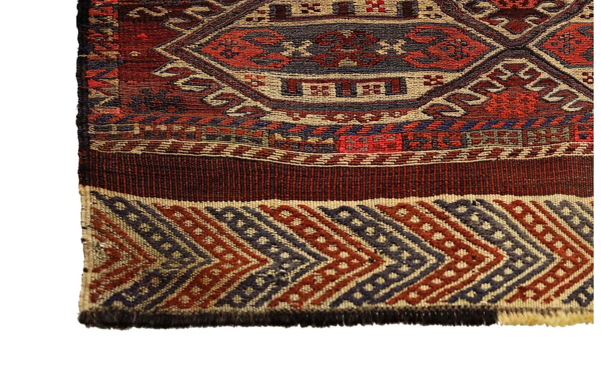 Entdecken Sie die Eleganz der türkischen Kilims mit Teppichen. Dieses exklusive Design, das mit viel Liebe zum Detail entworfen wurde, ist perfekt, um Ihren Raum zu verschönern.