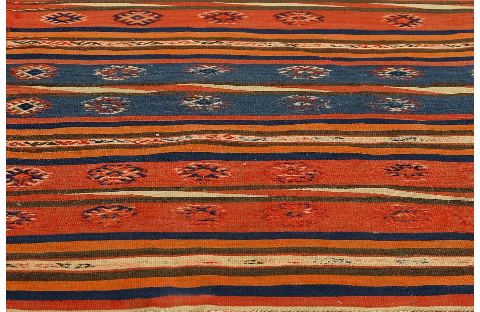 Scopri l'eleganza dei Rug & Kilim della Turchia. Progettato con una meticolosa attenzione ai dettagli, questo design esclusivo è perfetto per valorizzare il tuo spazio.