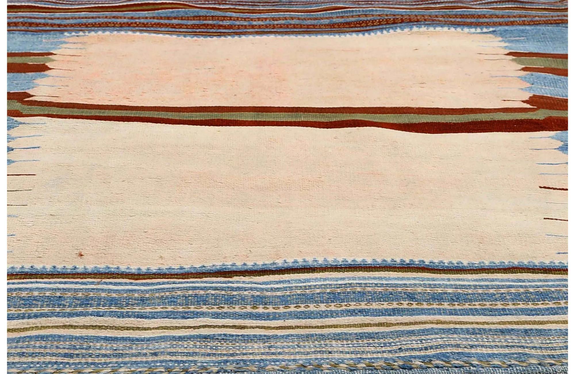 Entdecken Sie die Eleganz der türkischen Kilims mit Teppichen. Dieses exklusive Design, das mit viel Liebe zum Detail entworfen wurde, ist perfekt, um Ihren Raum zu verschönern.
