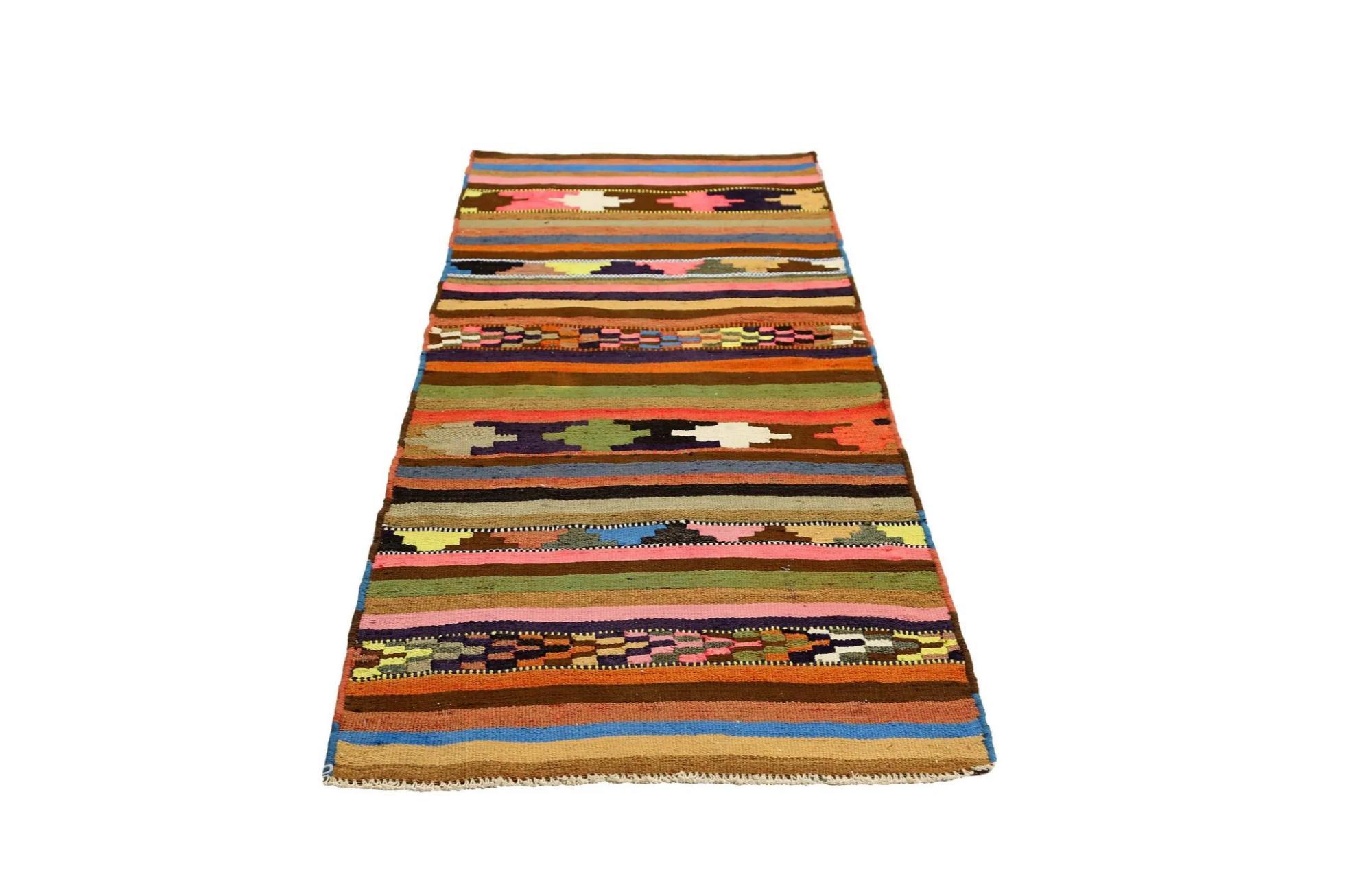Découvrez l'élégance des tapis Rug & Kilim de Turquie. Conçu avec une attention méticuleuse aux détails, ce design exclusif est parfait pour mettre en valeur votre espace.