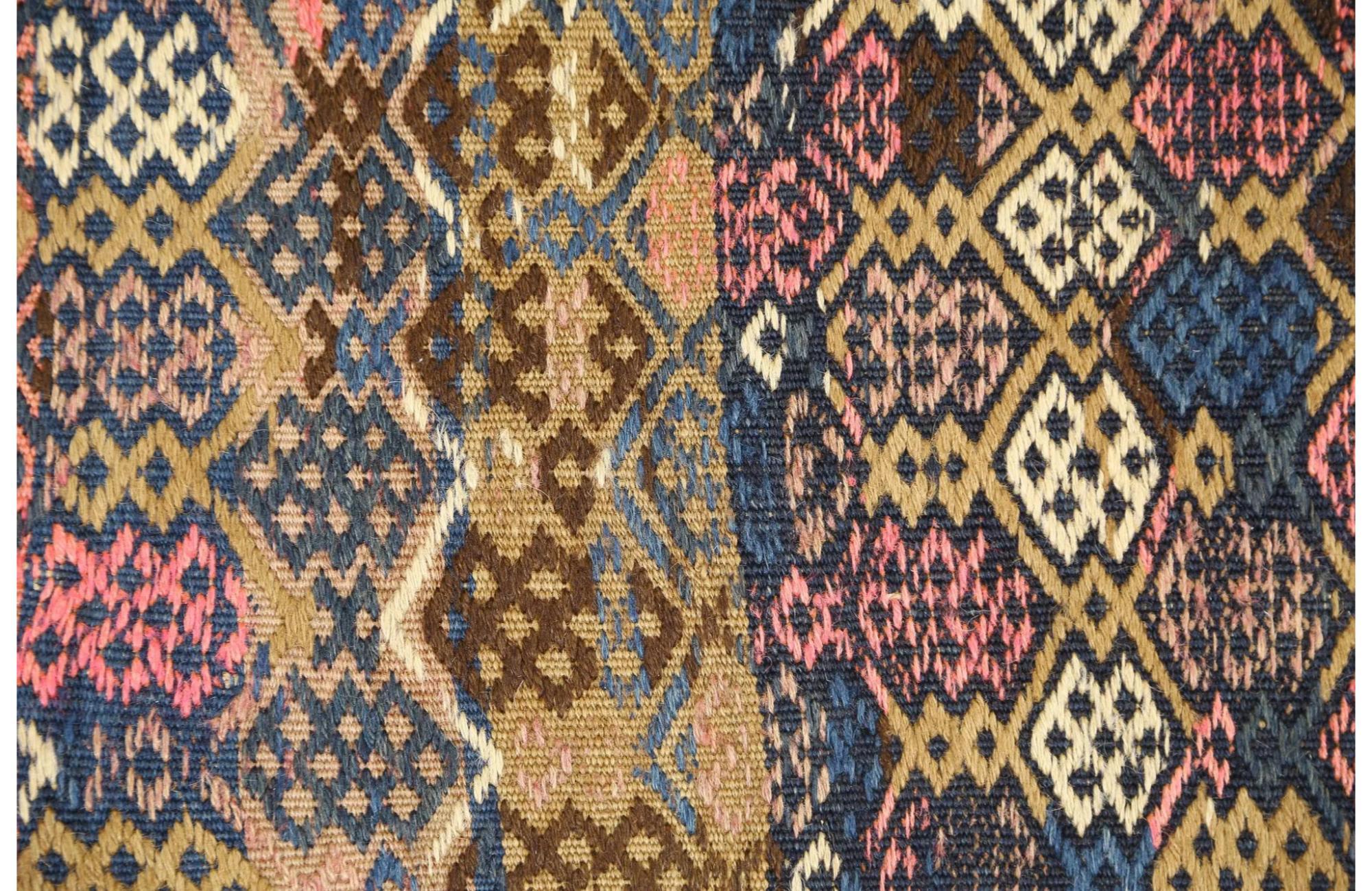 Découvrez l'élégance des tapis Rug & Kilim de Turquie. Conçu avec une attention méticuleuse aux détails, ce design exclusif est parfait pour mettre en valeur votre espace.