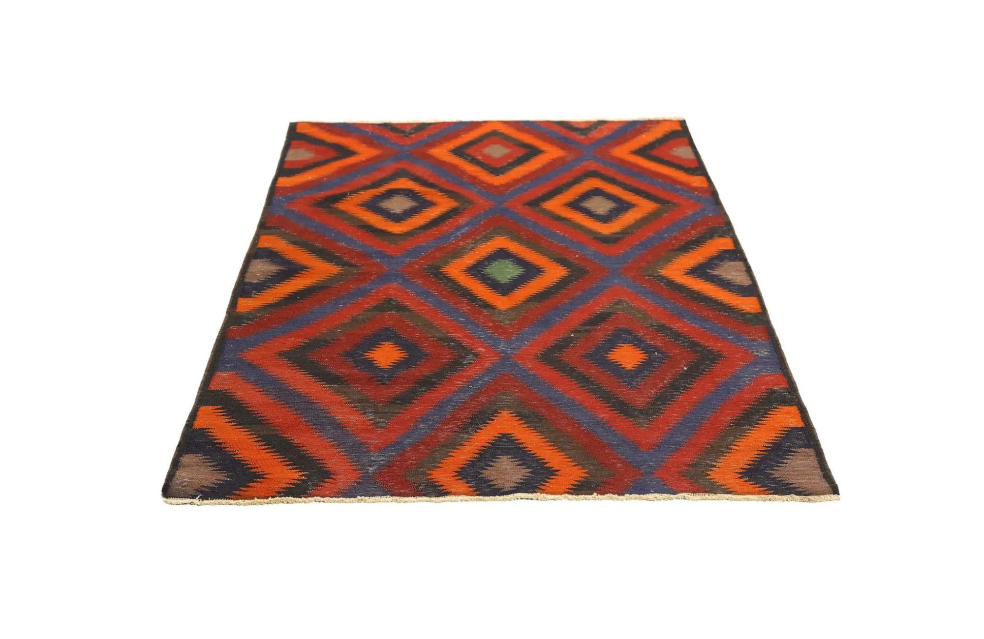 Découvrez l'élégance des tapis Rug & Kilim de Turquie. Conçu avec une attention méticuleuse aux détails, ce design exclusif est parfait pour mettre en valeur votre espace.