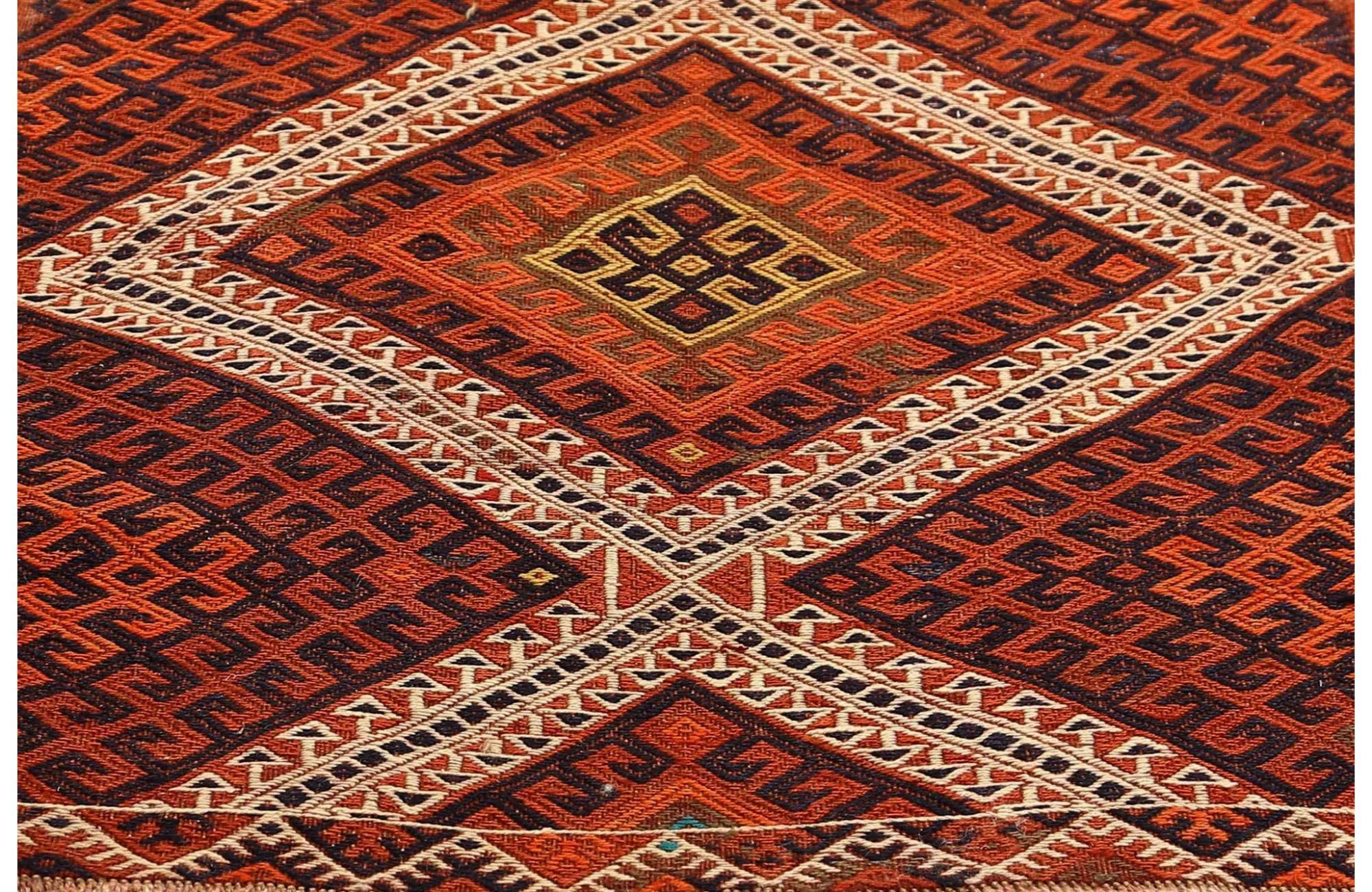 Scopri l'eleganza dei Rug & Kilim della Turchia. Progettato con una meticolosa attenzione ai dettagli, questo design esclusivo è perfetto per valorizzare il tuo spazio.