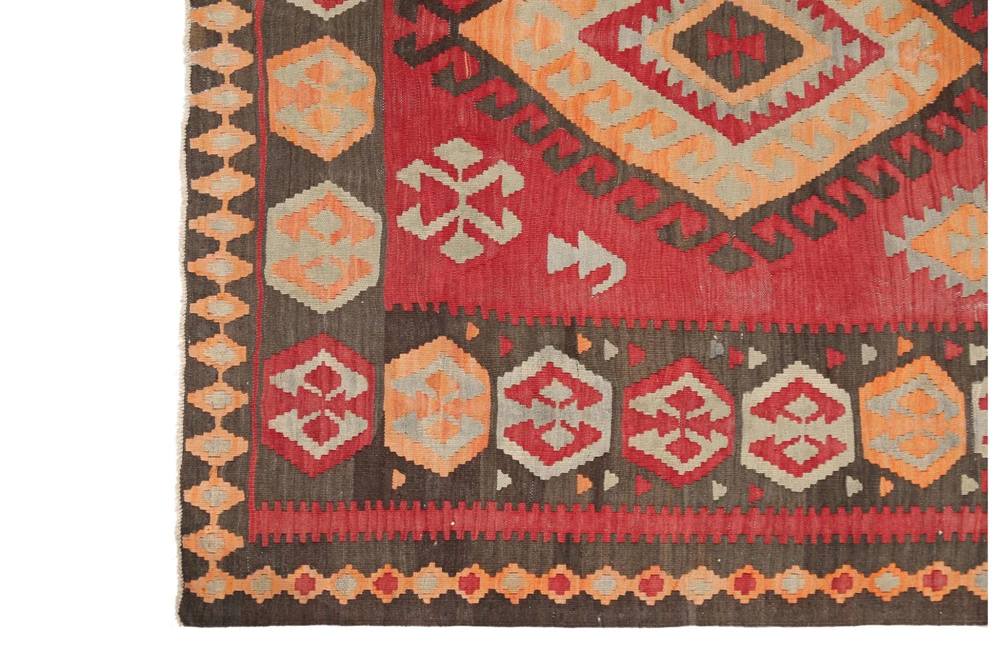 Scopri l'eleganza dei Rug & Kilim della Turchia. Progettato con una meticolosa attenzione ai dettagli, questo design esclusivo è perfetto per valorizzare il tuo spazio.