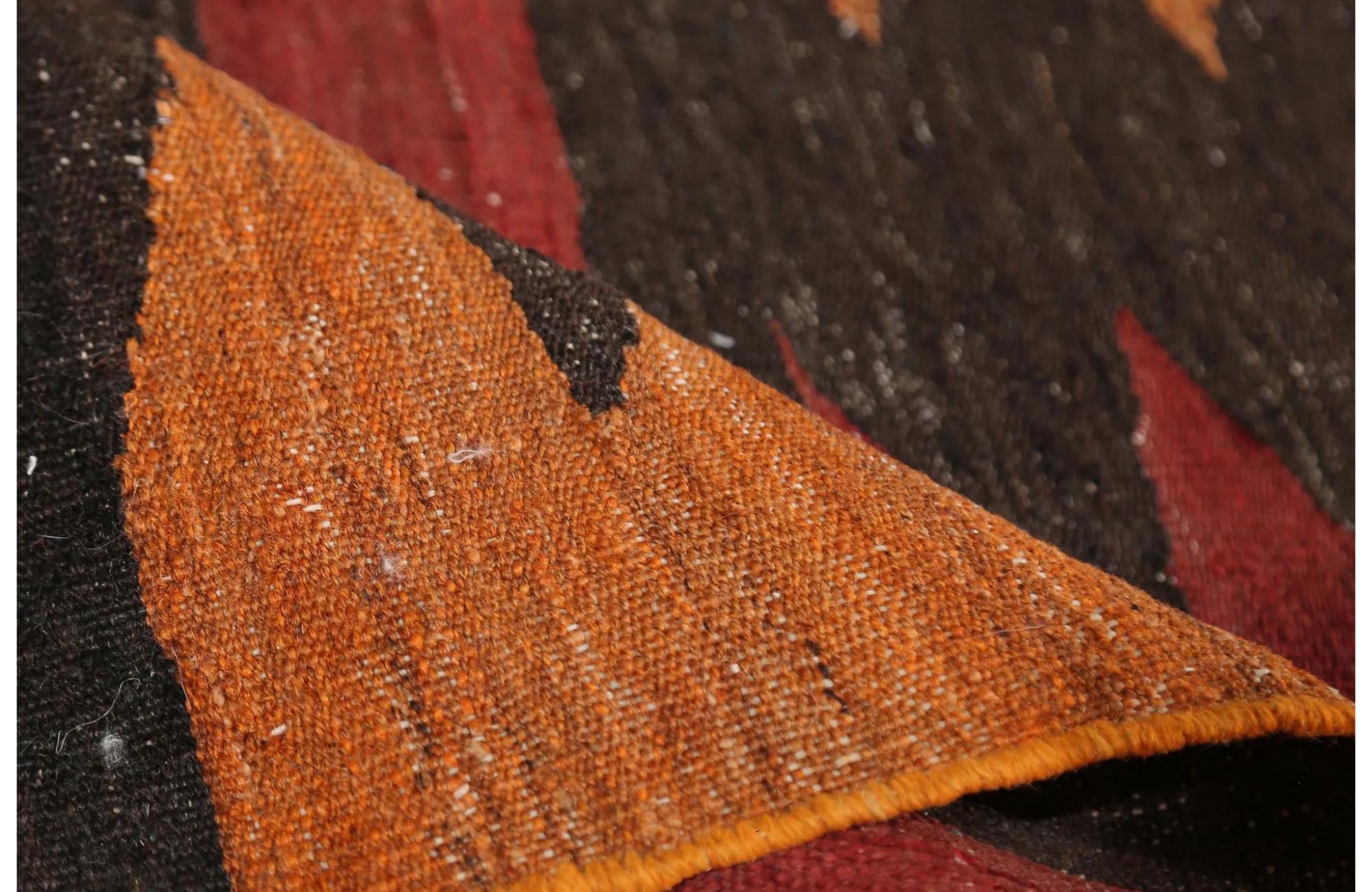 Entdecken Sie die Eleganz der türkischen Kilims mit Teppichen. Dieses exklusive Design, das mit viel Liebe zum Detail entworfen wurde, ist perfekt, um Ihren Raum zu verschönern.