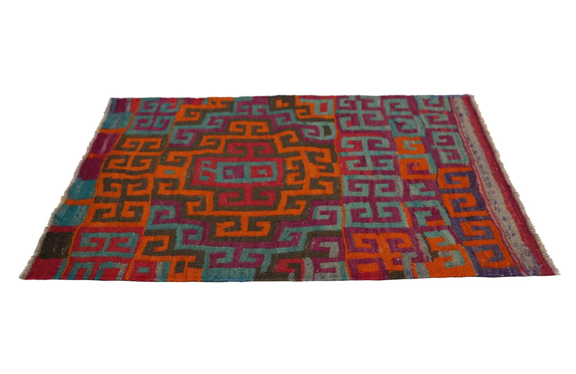 Scopri l'eleganza dei Rug & Kilim della Turchia. Progettato con una meticolosa attenzione ai dettagli, questo design esclusivo è perfetto per valorizzare il tuo spazio.