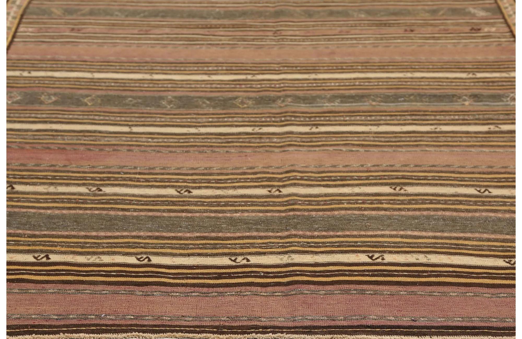 Scopri l'eleganza dei Rug & Kilim della Turchia. Progettato con una meticolosa attenzione ai dettagli, questo design esclusivo è perfetto per valorizzare il tuo spazio.