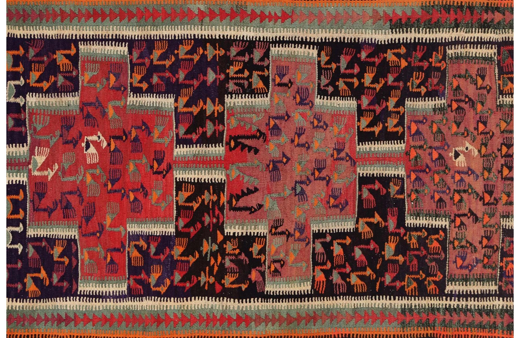 Entdecken Sie die Eleganz der türkischen Kilims mit Teppichen. Dieses exklusive Design, das mit viel Liebe zum Detail entworfen wurde, ist perfekt, um Ihren Raum zu verschönern.