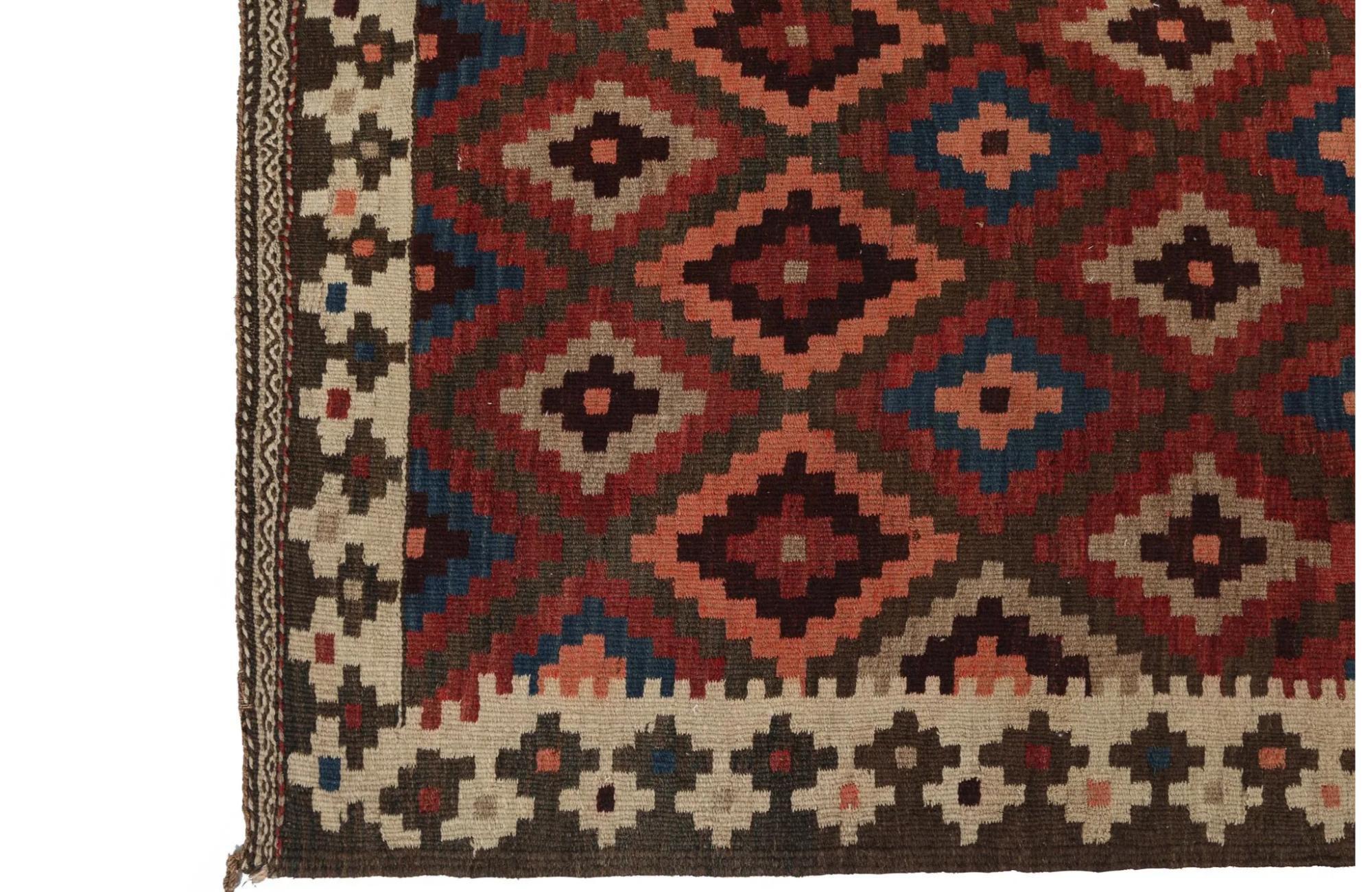 Scopri l'eleganza dei Rug & Kilim della Turchia. Progettato con una meticolosa attenzione ai dettagli, questo design esclusivo è perfetto per valorizzare il tuo spazio.
