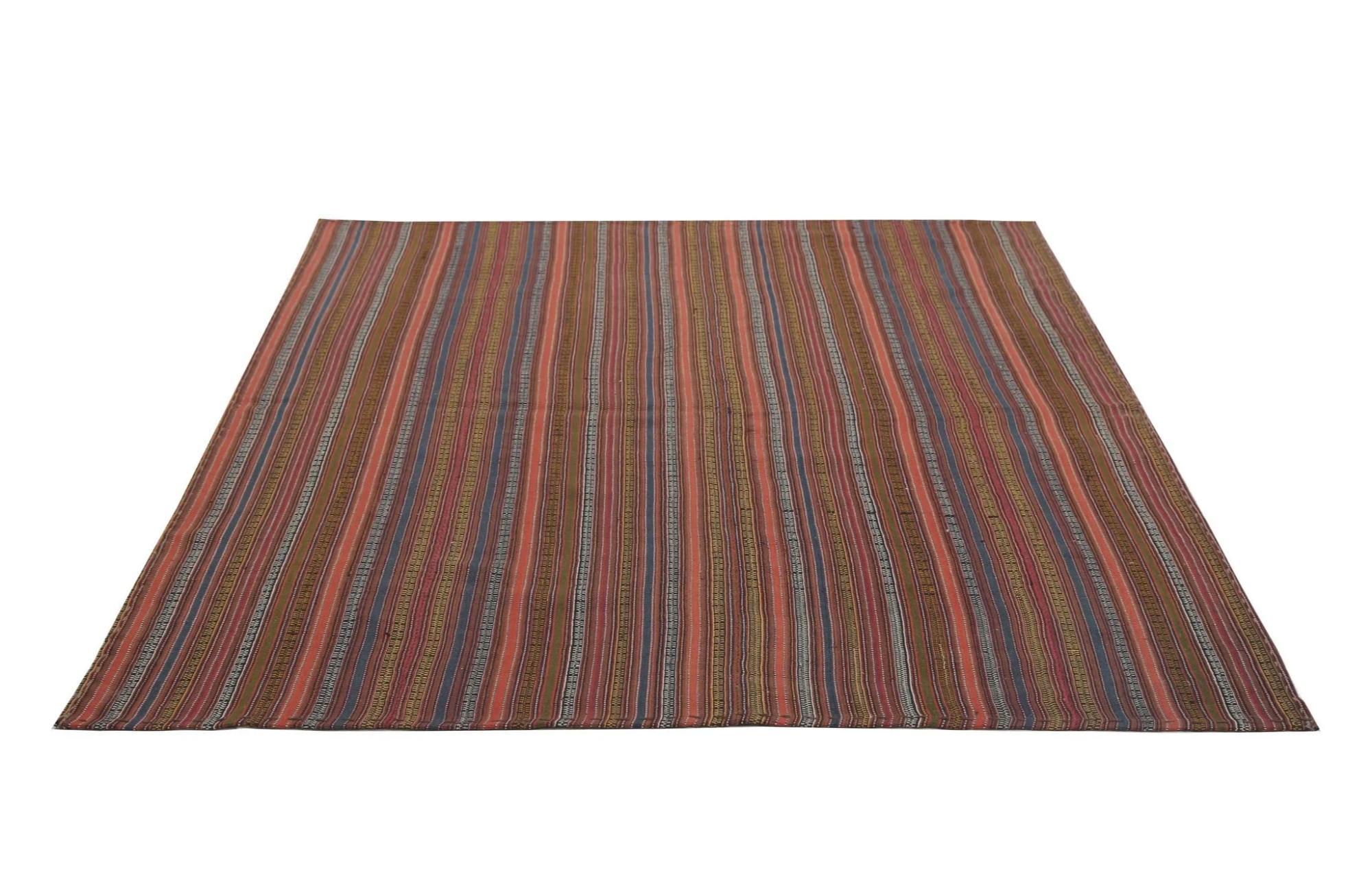 Entdecken Sie die Eleganz der türkischen Kilims mit Teppichen. Dieses exklusive Design, das mit viel Liebe zum Detail entworfen wurde, ist perfekt, um Ihren Raum zu verschönern.