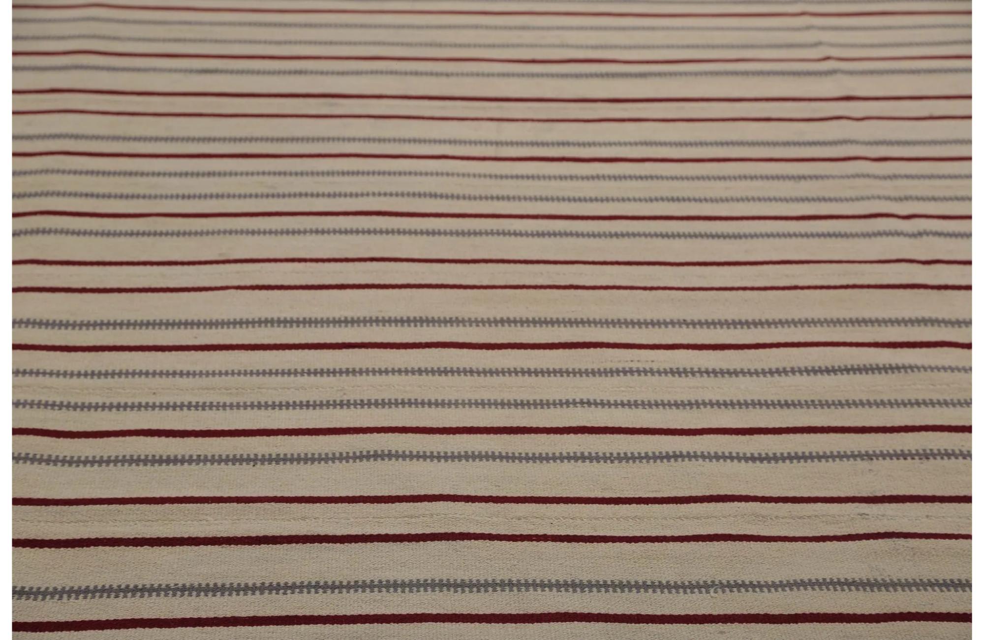 Scopri l'eleganza dei Rug & Kilim della Turchia. Progettato con una meticolosa attenzione ai dettagli, questo design esclusivo è perfetto per valorizzare il tuo spazio.