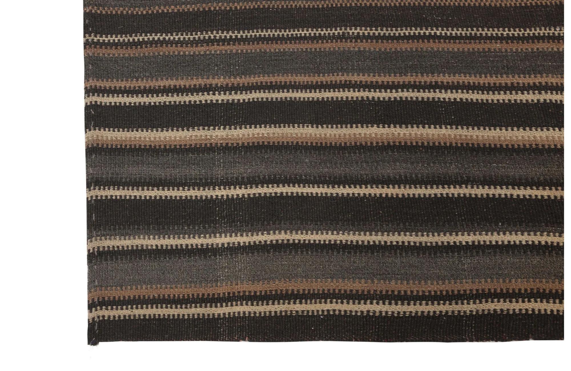 Scopri l'eleganza dei Rug & Kilim della Turchia. Progettato con una meticolosa attenzione ai dettagli, questo design esclusivo è perfetto per valorizzare il tuo spazio.