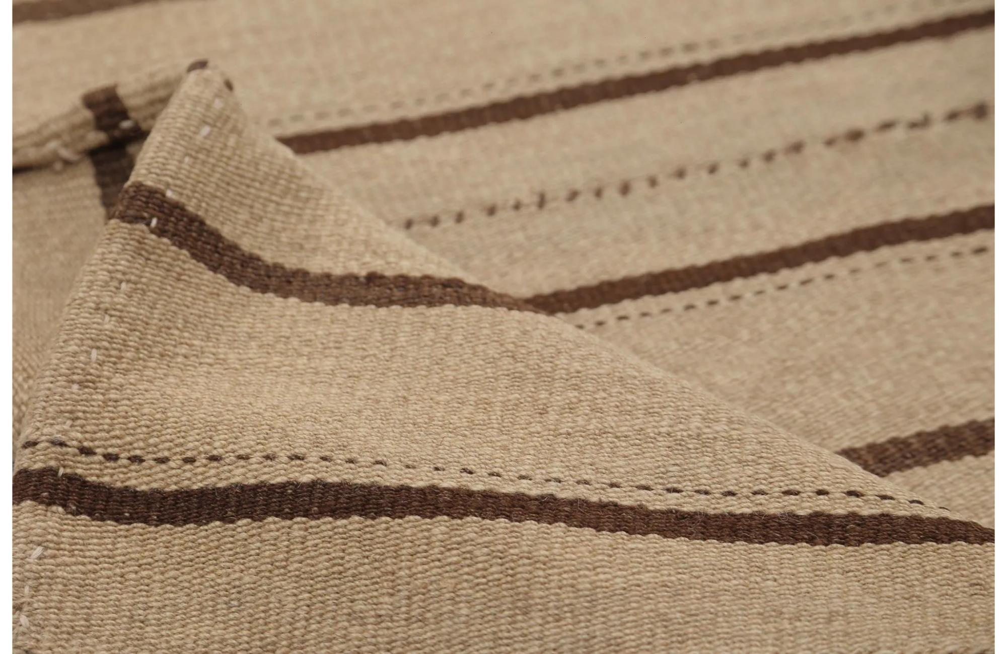 Entdecken Sie die Eleganz der türkischen Kilims mit Teppichen. Dieses exklusive Design, das mit viel Liebe zum Detail entworfen wurde, ist perfekt, um Ihren Raum zu verschönern.