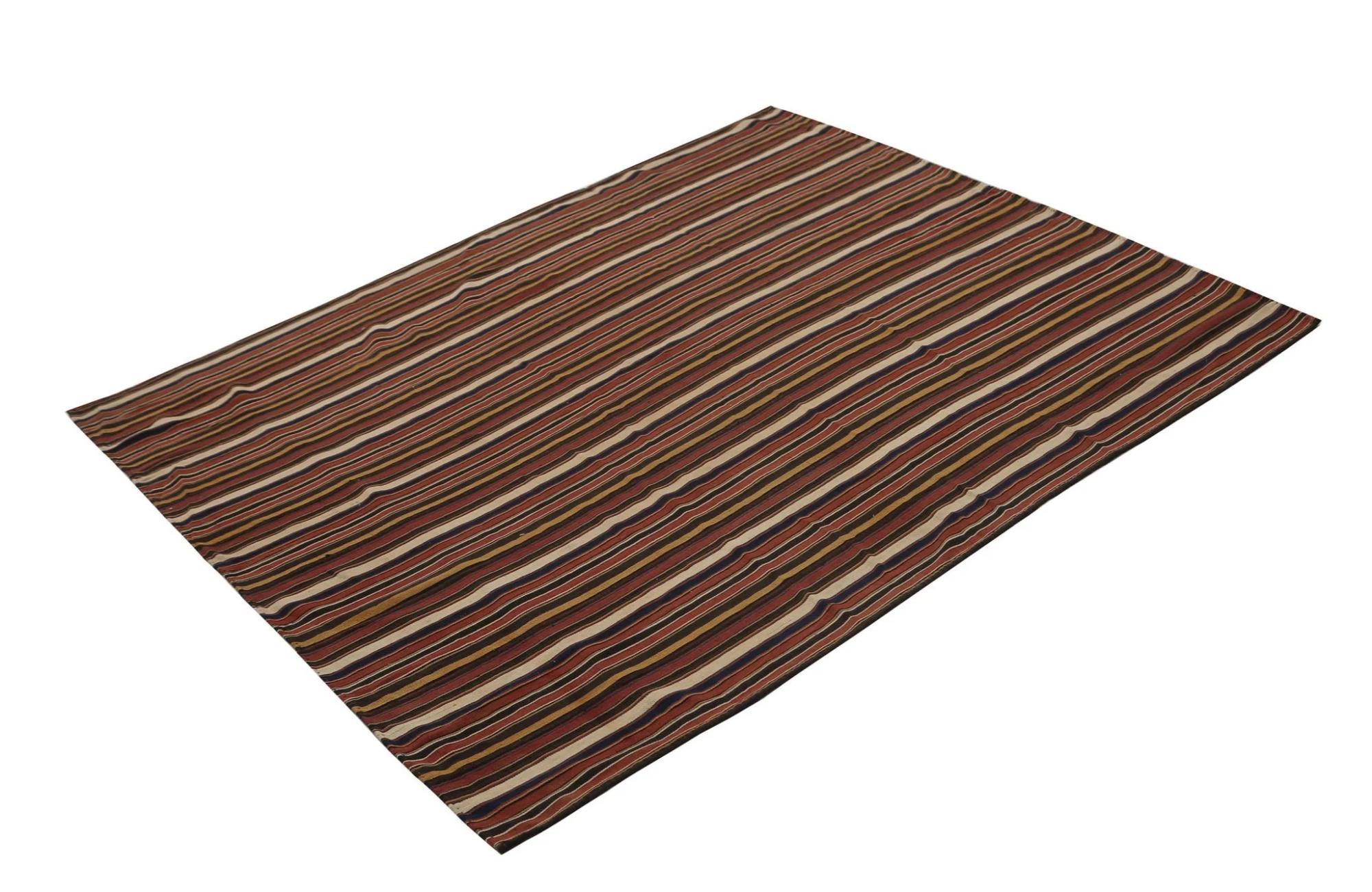 Entdecken Sie die Eleganz der türkischen Kilims mit Teppichen. Dieses exklusive Design, das mit viel Liebe zum Detail entworfen wurde, ist perfekt, um Ihren Raum zu verschönern.