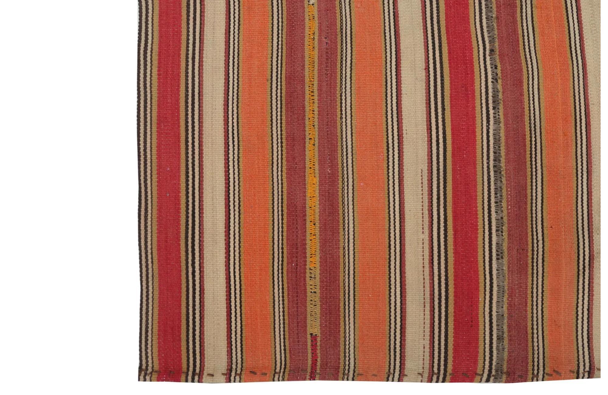 Découvrez l'élégance des tapis Rug & Kilim de Turquie. Conçu avec une attention méticuleuse aux détails, ce design exclusif est parfait pour mettre en valeur votre espace.
