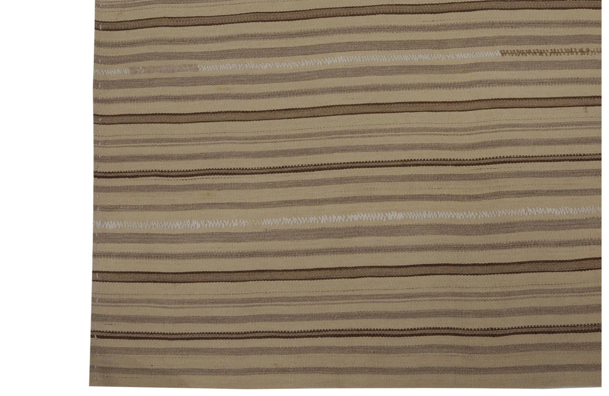 Scopri l'eleganza dei Rug & Kilim della Turchia. Progettato con una meticolosa attenzione ai dettagli, questo design esclusivo è perfetto per valorizzare il tuo spazio.