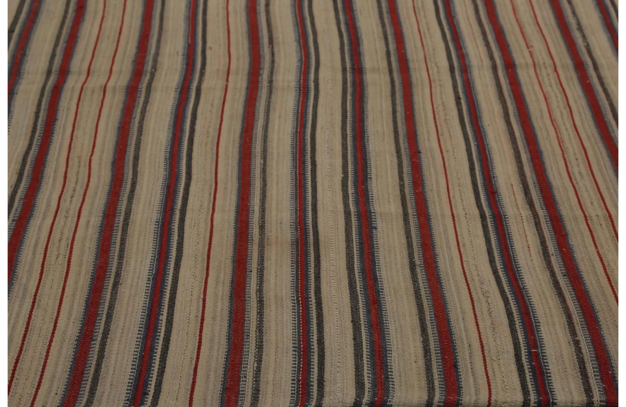 Entdecken Sie die Eleganz der türkischen Kilims mit Teppichen. Dieses exklusive Design, das mit viel Liebe zum Detail entworfen wurde, ist perfekt, um Ihren Raum zu verschönern.