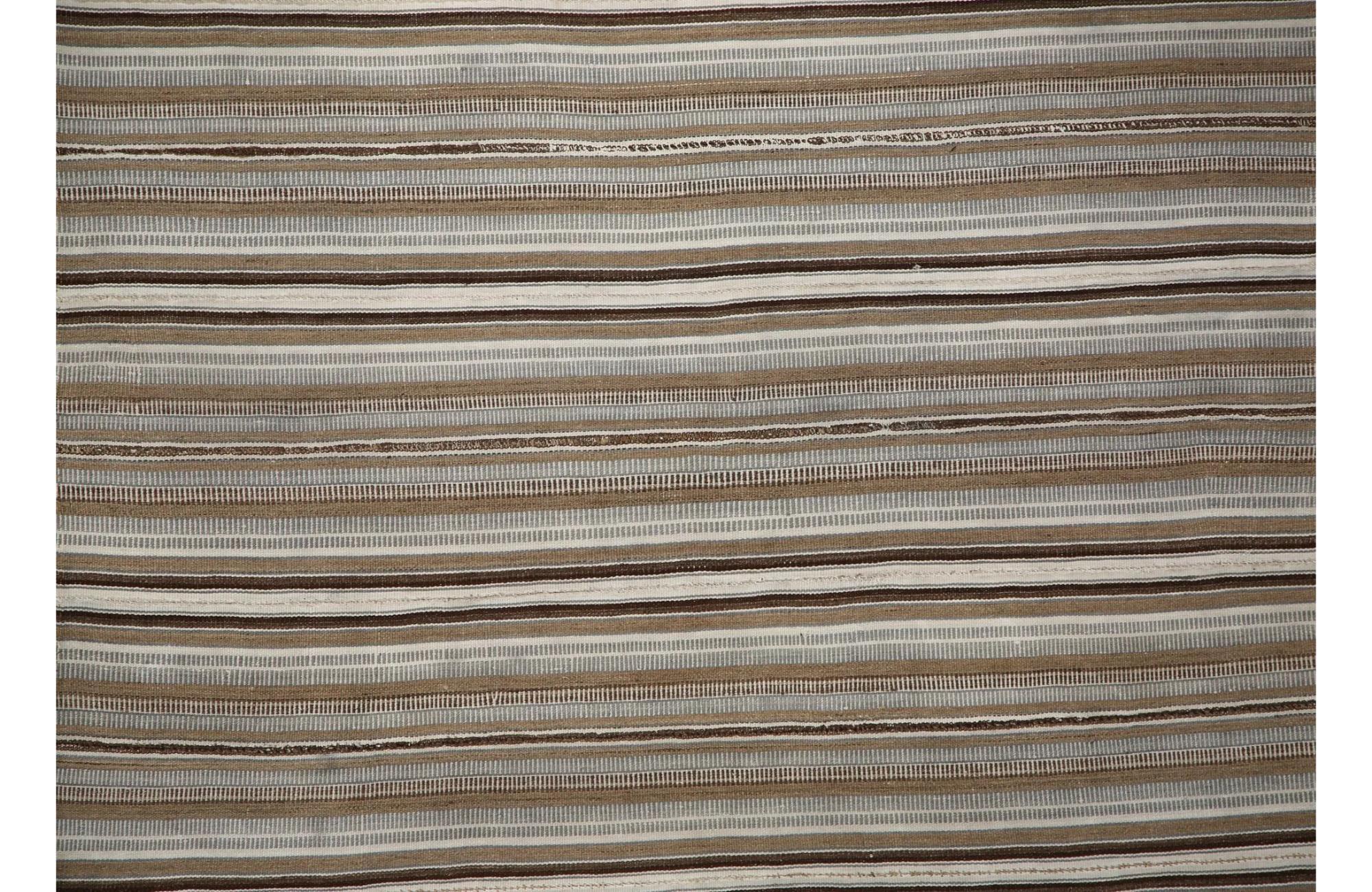 Scopri l'eleganza dei Rug & Kilim della Turchia. Progettato con una meticolosa attenzione ai dettagli, questo design esclusivo è perfetto per valorizzare il tuo spazio.
